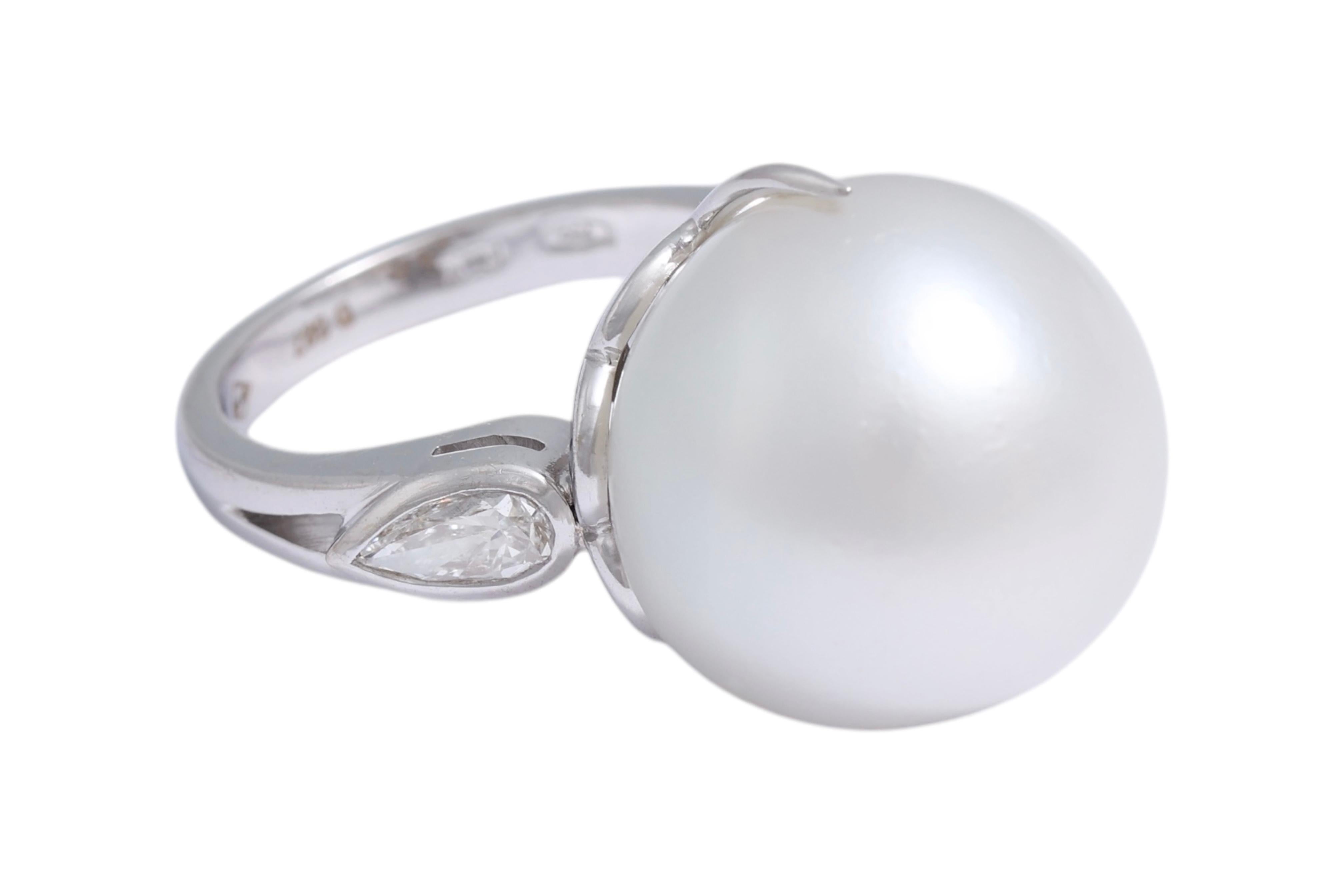 Anello in oro bianco 18 Kt con enorme perla dei mari del sud da 15,5 mm e diamanti a forma di pera In condizioni Nuovo in vendita a Antwerp, BE