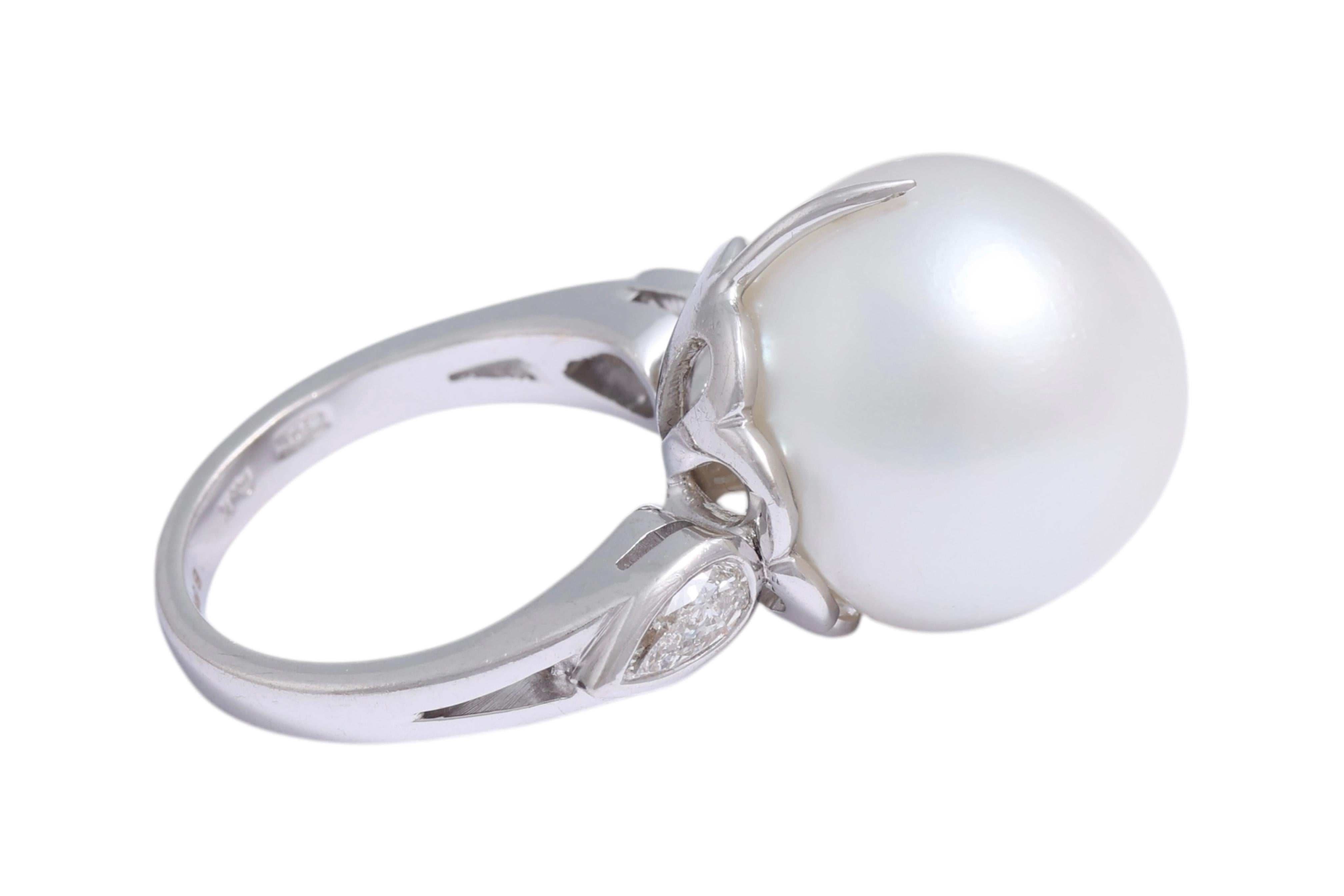 da uomo o donna Anello in oro bianco 18 Kt con enorme perla dei mari del sud da 15,5 mm e diamanti a forma di pera in vendita