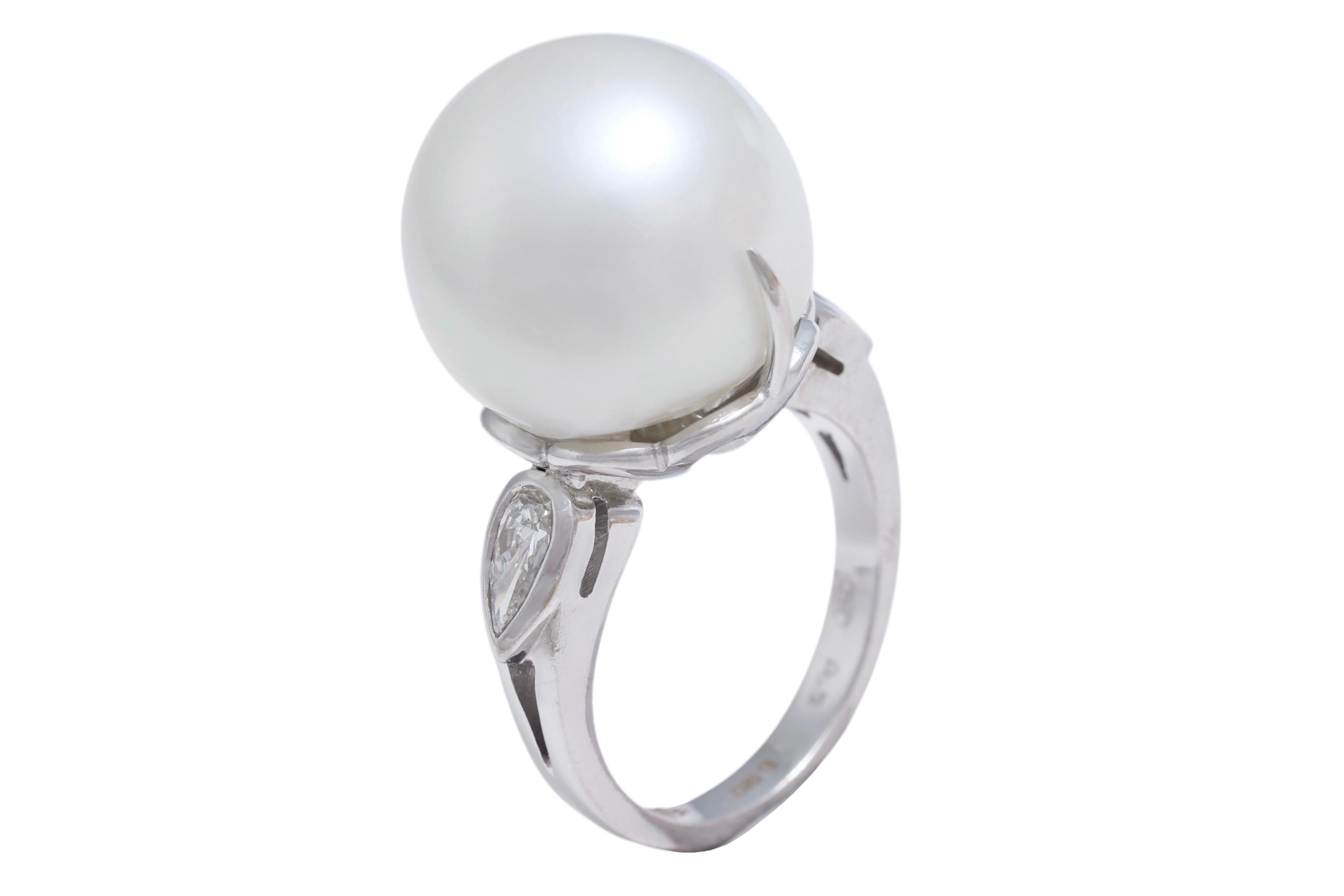 Anello in oro bianco 18 Kt con enorme perla dei mari del sud da 15,5 mm e diamanti a forma di pera in vendita 1