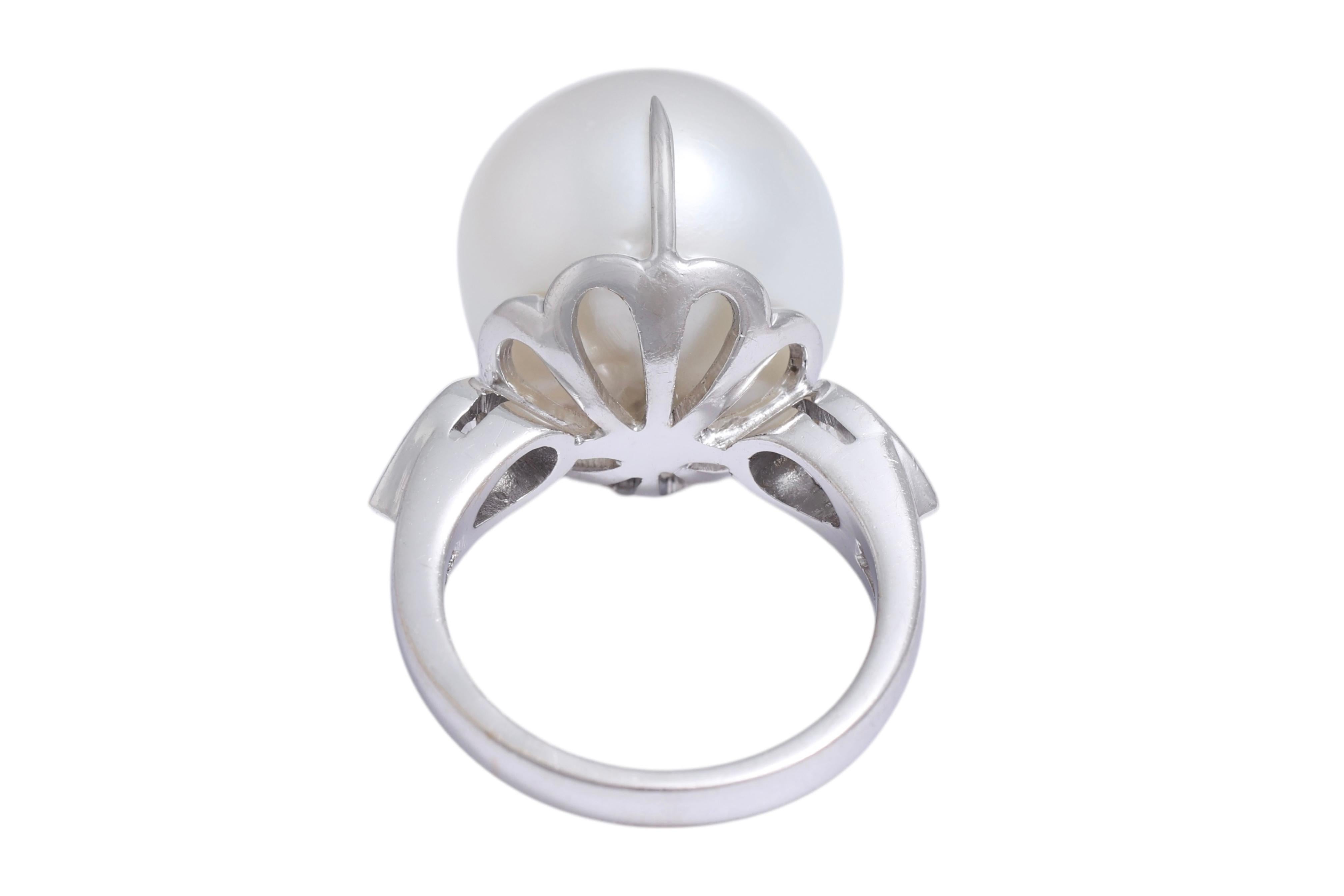Anello in oro bianco 18 Kt con enorme perla dei mari del sud da 15,5 mm e diamanti a forma di pera in vendita 2