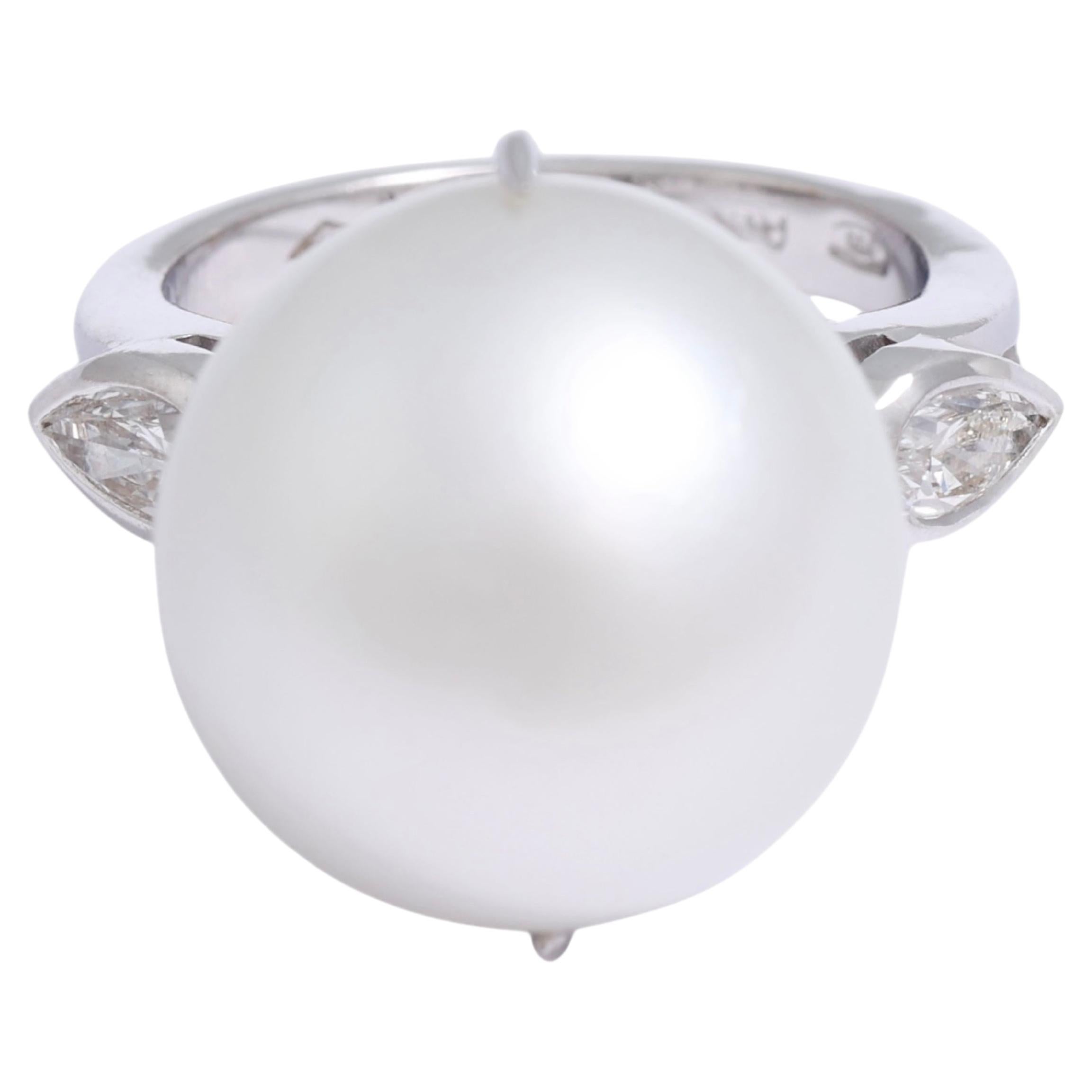 Anello in oro bianco 18 Kt con enorme perla dei mari del sud da 15,5 mm e diamanti a forma di pera in vendita