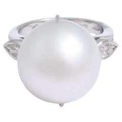 Bague en or blanc 18 carats avec une grande perle des mers du Sud de 15,5 mm et des diamants en forme de poire