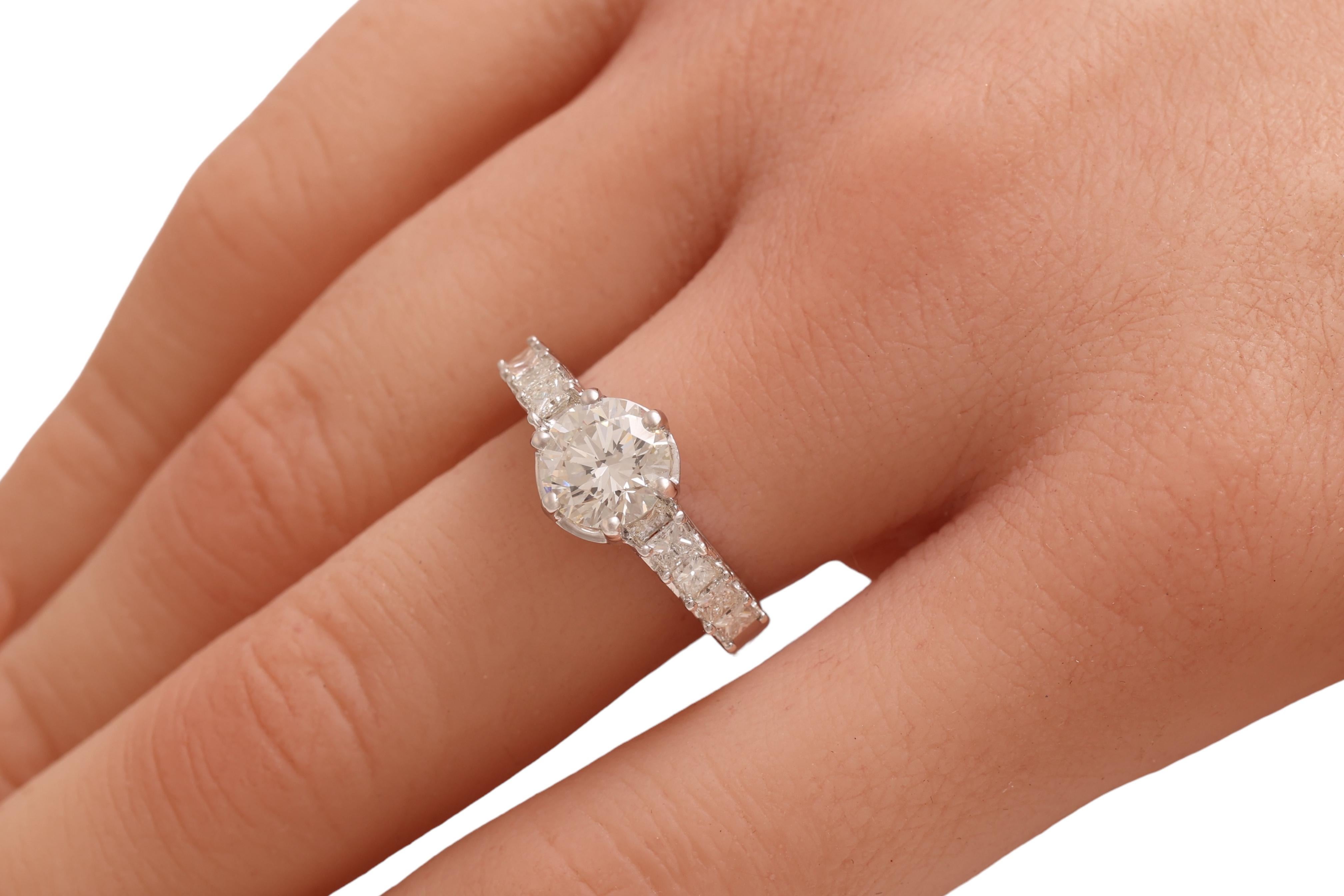 18 kt. White Gold Ring with IGI Cert Solitaire Diamond 1.6 ct. & 1 ct. Diamonds For Sale 7