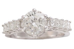 18 kt. Ring aus Weißgold mit IGI-zertifiziertem Solitär-Diamant 1,6 Karat & 1 Karat. Diamanten