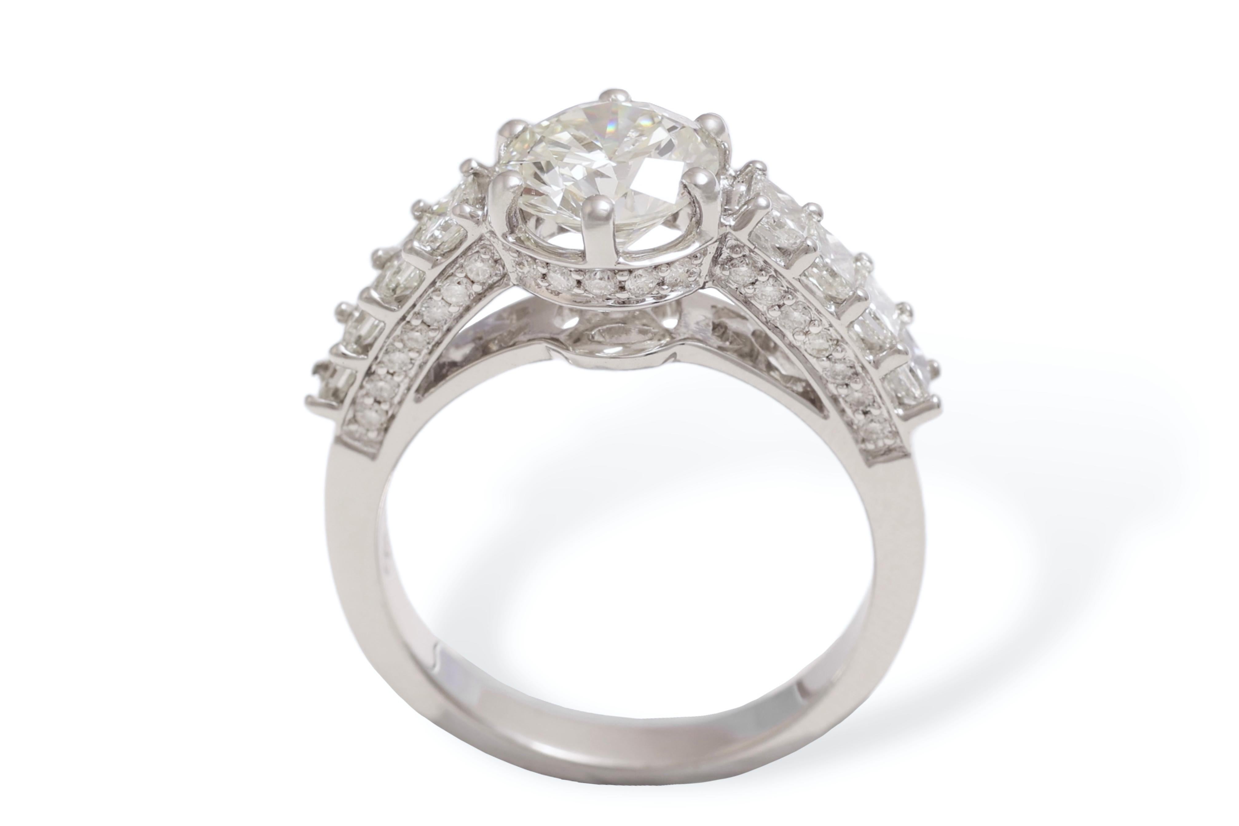 18 kt. White Gold Ring with IGI Cert Solitaire Diamond 1.6 ct. & 1 ct. Diamonds For Sale 2