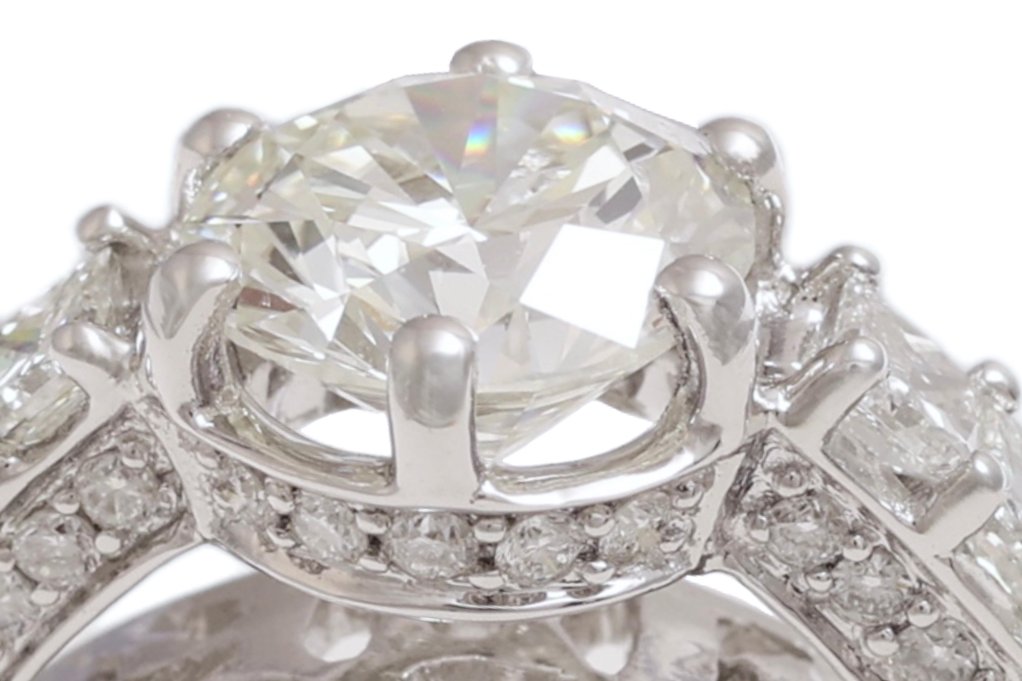 18 kt. White Gold Ring with IGI Cert Solitaire Diamond 1.6 ct. & 1 ct. Diamonds For Sale 3