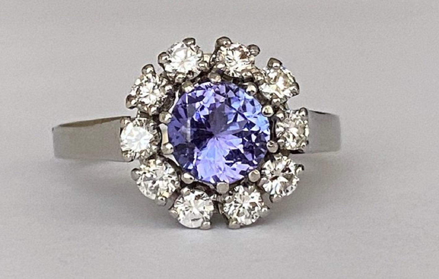 Contemporary 18 Kt. White Gold Rosette Diamonds Ring with 0.90 Ct Tanzanite  For Sale