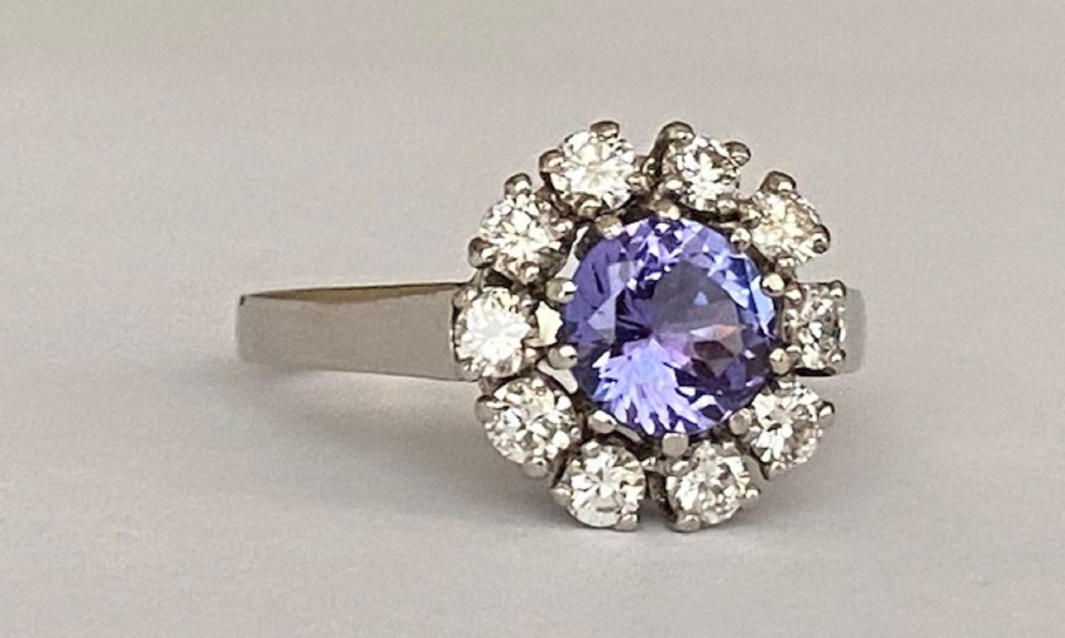 18 Kt. White Gold Rosette Diamonds Ring with 0.90 Ct Tanzanite  In Good Condition For Sale In AMSTERDAM, NL
