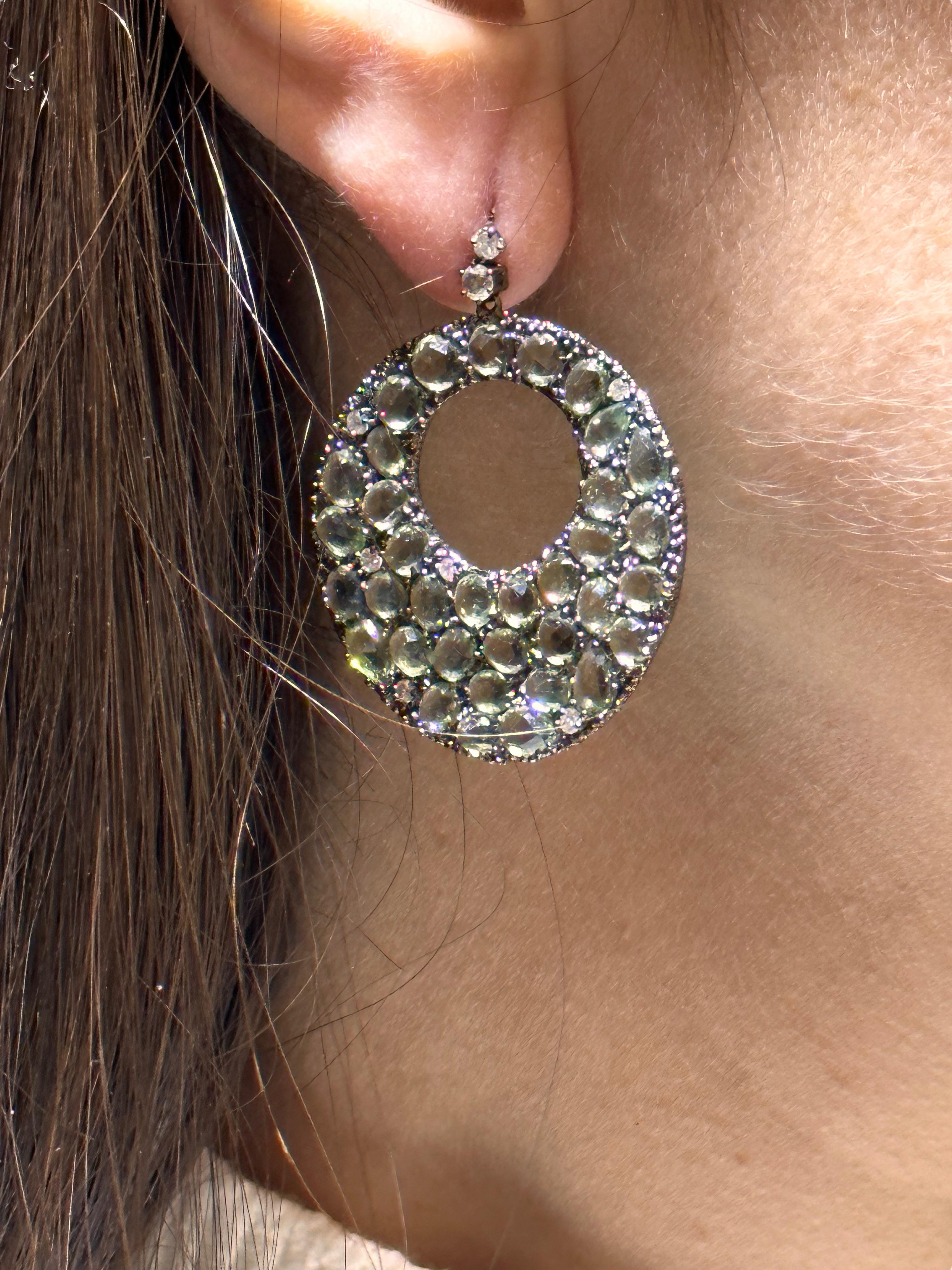 18 kt. White Gold Round Dangle Earrings with Topaz & Diamonds with Black Rodium In New Condition For Sale In Antwerp, BE