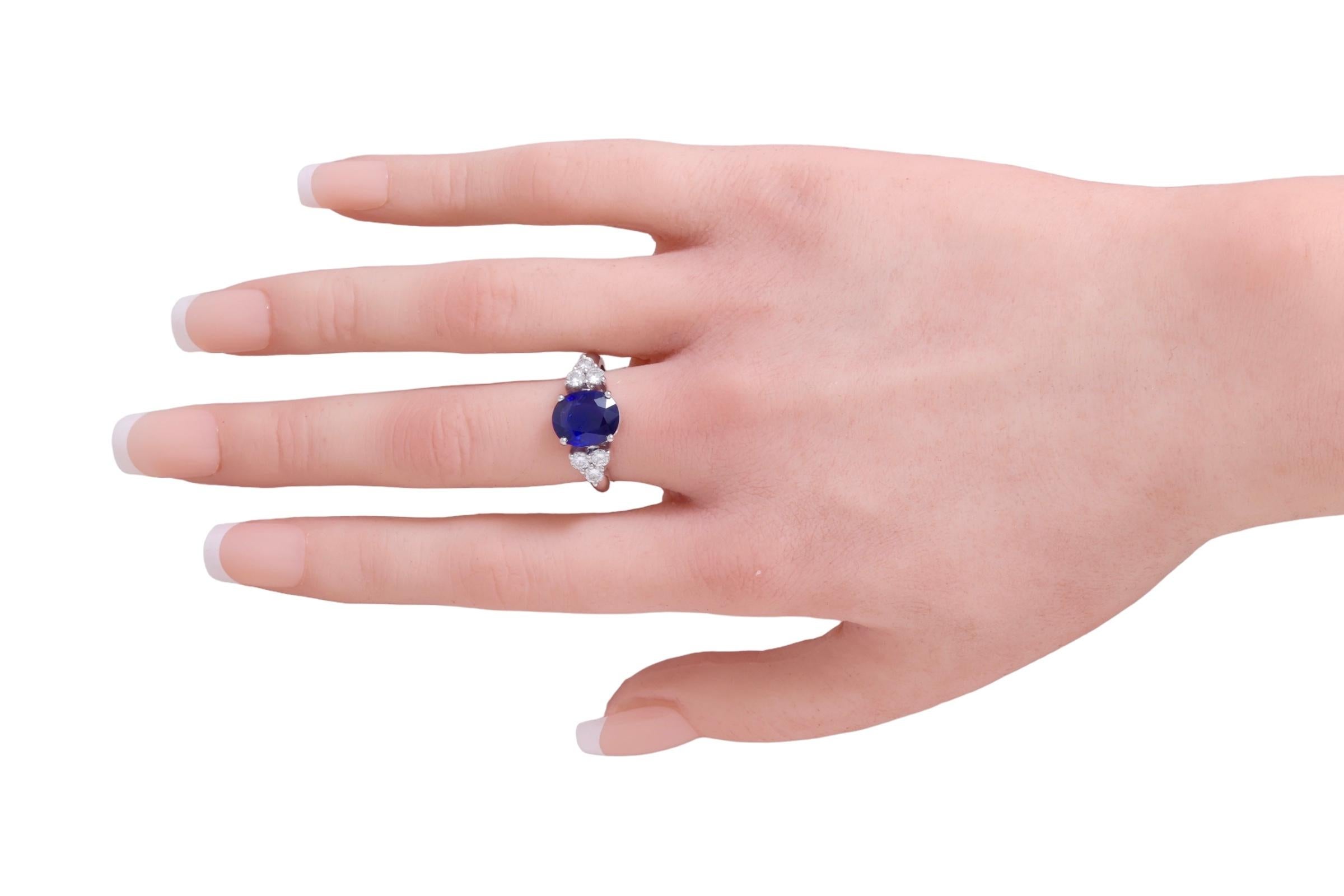 Bague solitaire en or blanc 18 carats saphir 3,08 carats et diamants en vente 5