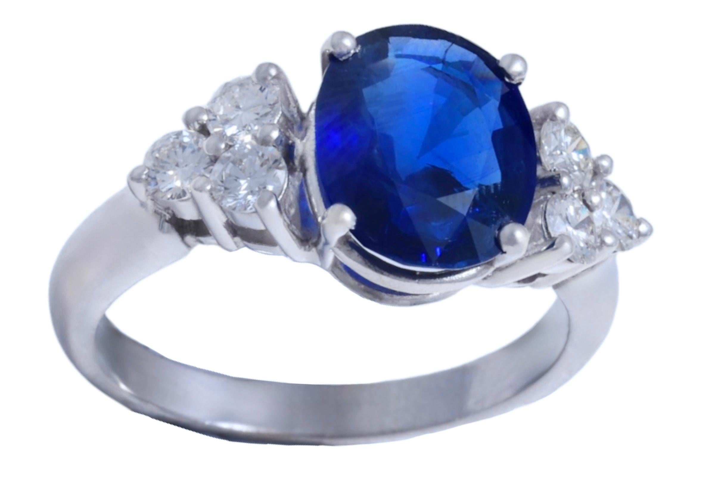 Bague en or blanc massif 18 Kt, saphir 3,08 ct et diamants

MATERIAL : or blanc 18 carats

POIDS : 6,1 grammes / 0,215 oz / 4,00dwt

TAILLE : EU 58 / 8 1/2 US ( peut être redimensionné gratuitement)

DIAMANT : diamants de taille brillante (ensemble