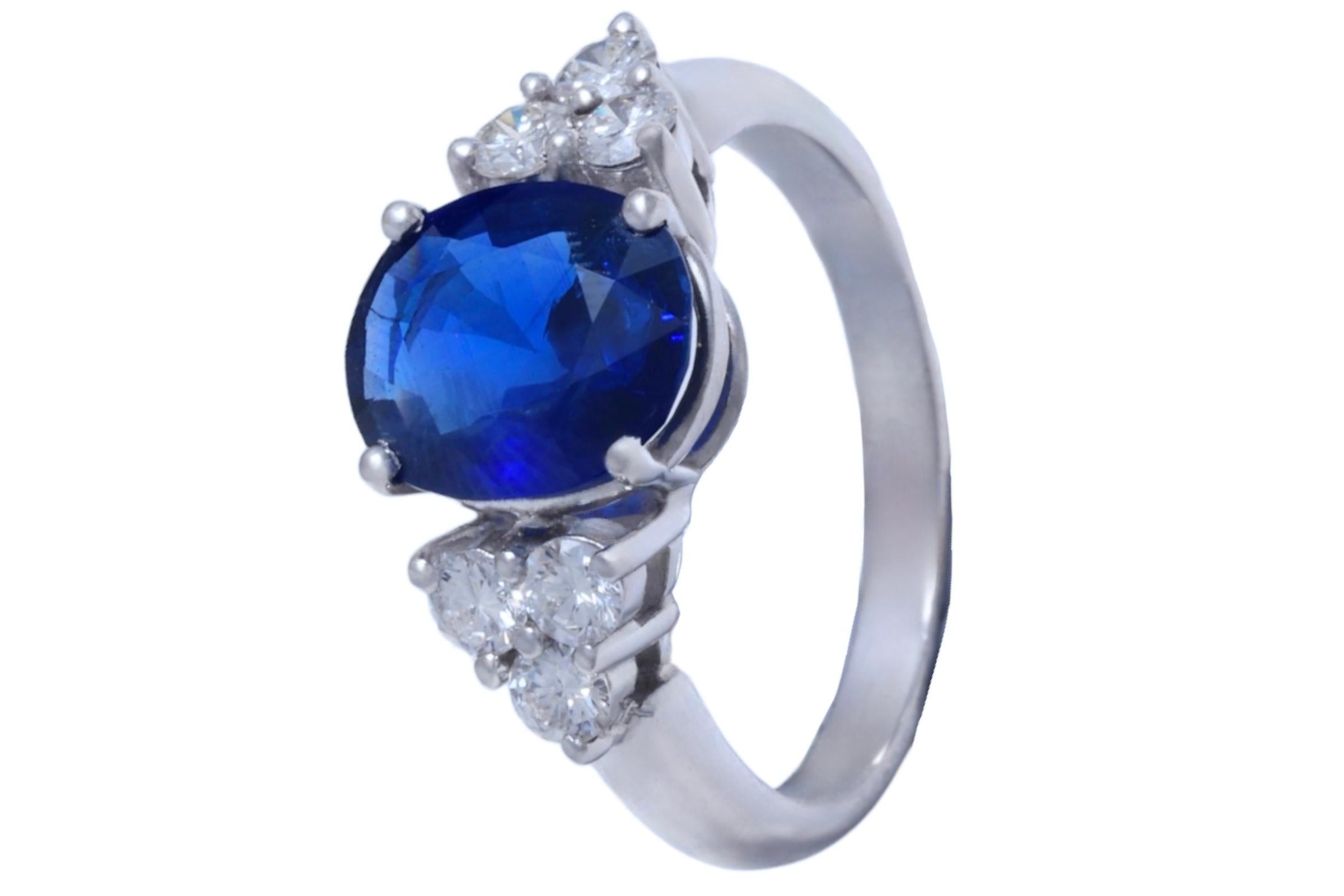 Moderne Bague solitaire en or blanc 18 carats saphir 3,08 carats et diamants en vente