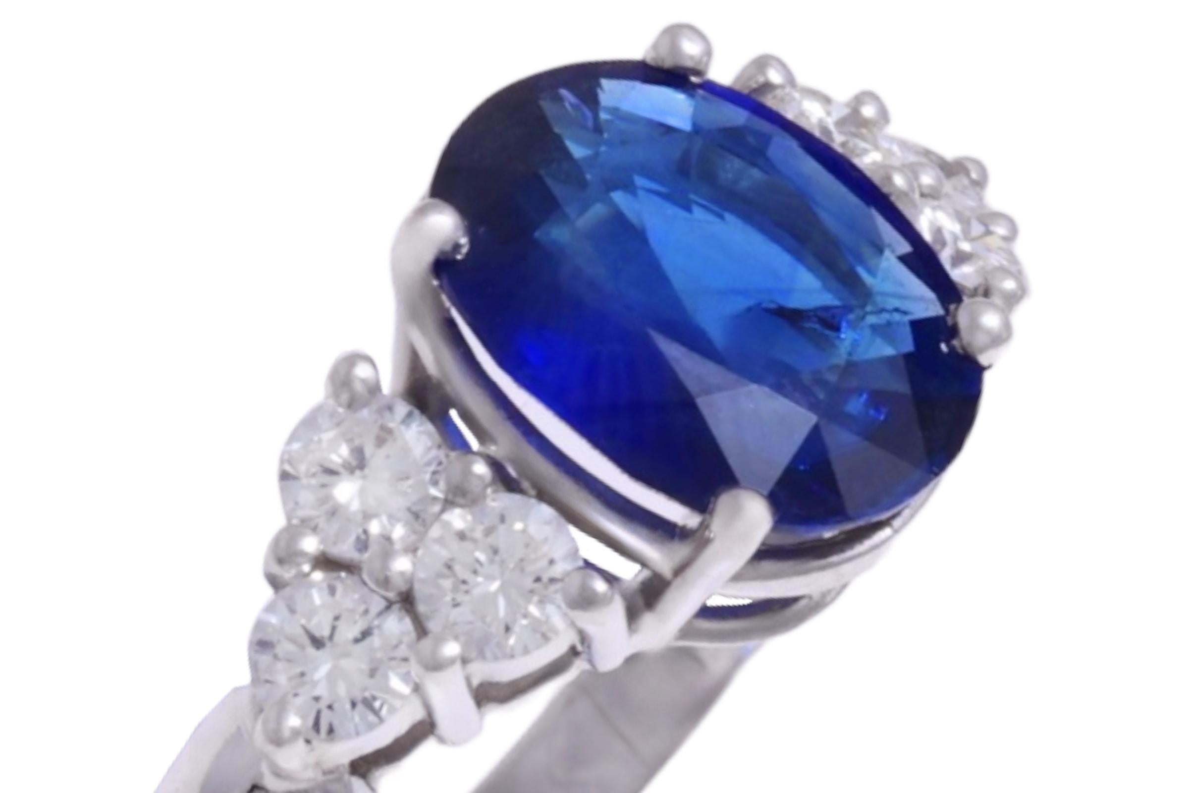 Taille ovale Bague solitaire en or blanc 18 carats saphir 3,08 carats et diamants en vente