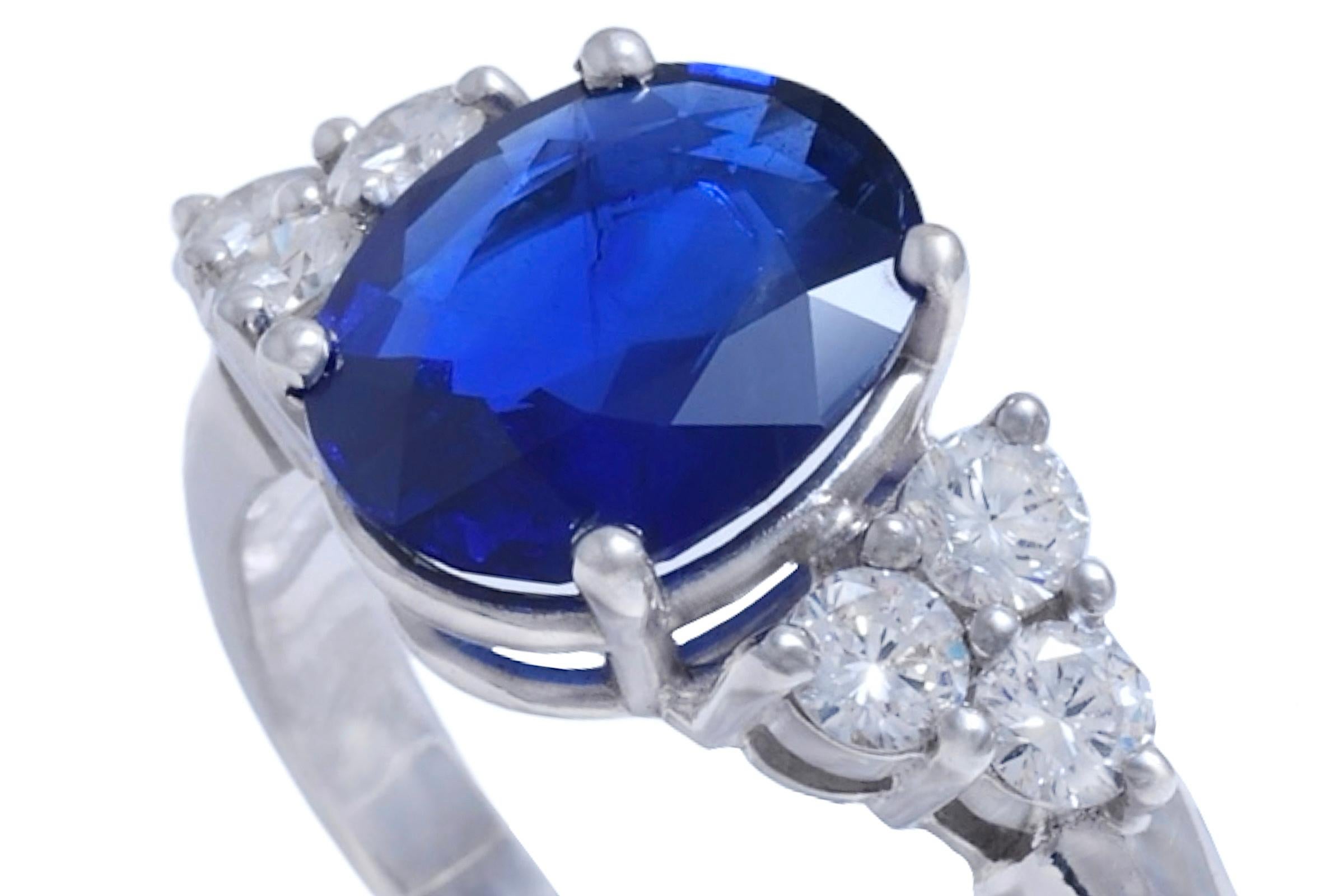 Bague solitaire en or blanc 18 carats saphir 3,08 carats et diamants Neuf - En vente à Antwerp, BE