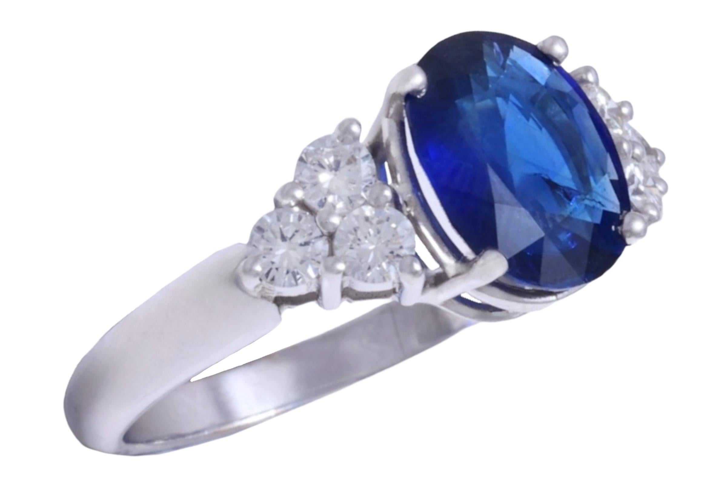 Bague solitaire en or blanc 18 carats saphir 3,08 carats et diamants Pour femmes en vente