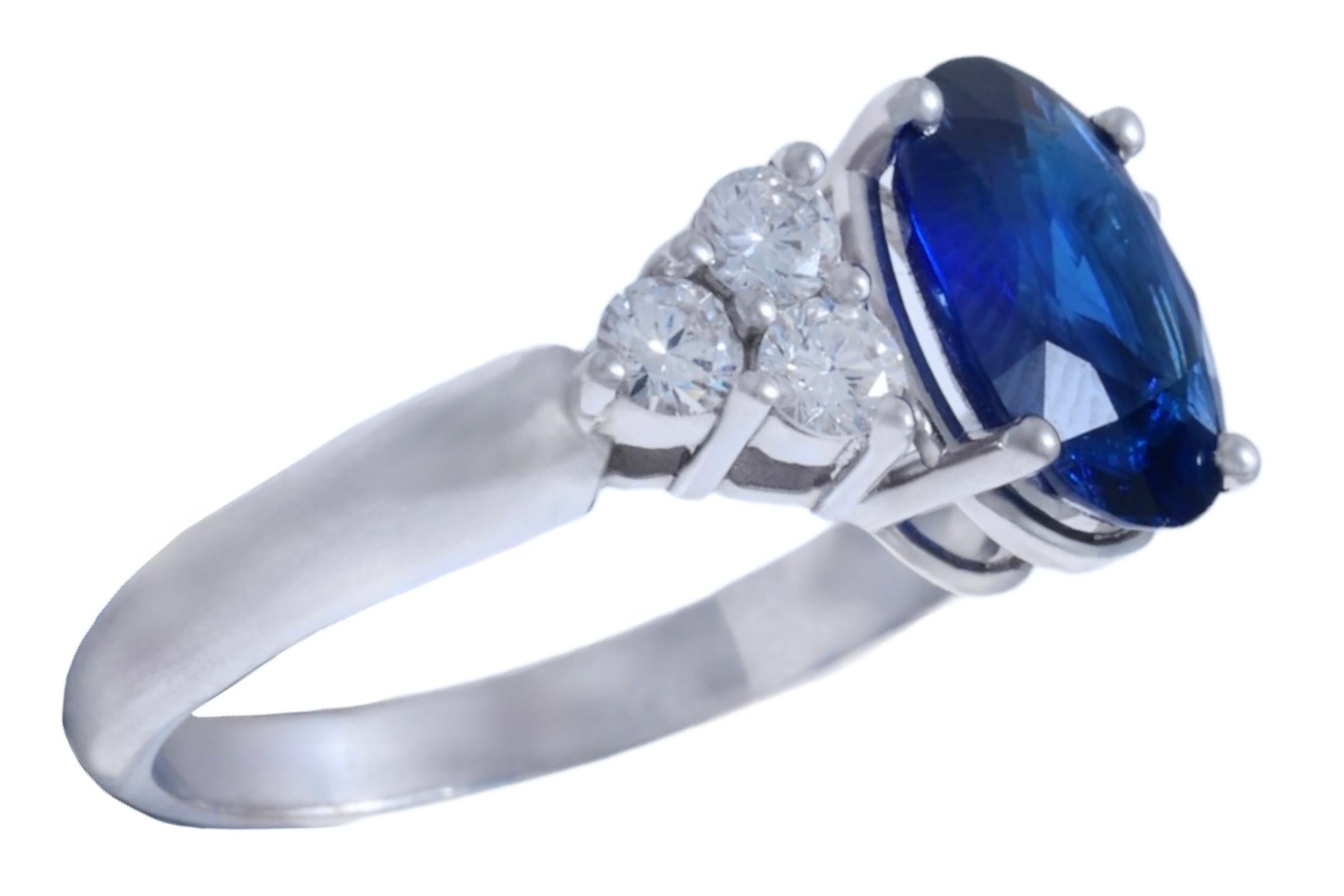 Bague solitaire en or blanc 18 carats saphir 3,08 carats et diamants en vente 1