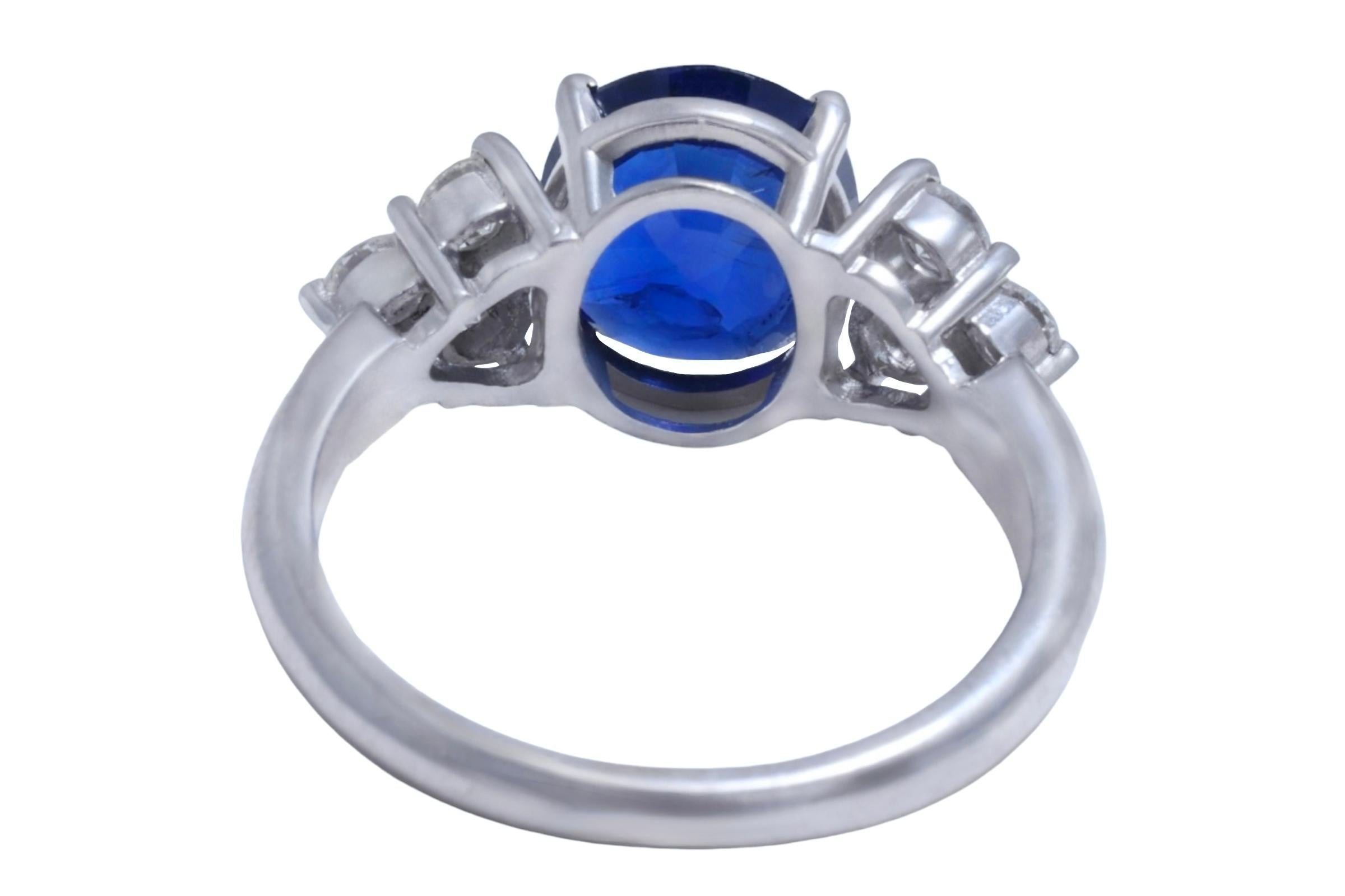 Bague solitaire en or blanc 18 carats saphir 3,08 carats et diamants en vente 2