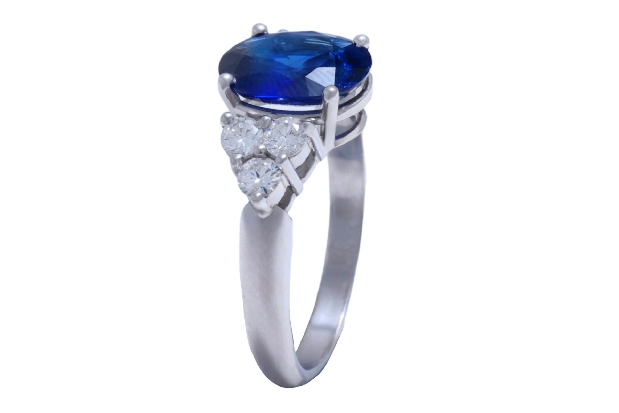 Bague solitaire en or blanc 18 carats saphir 3,08 carats et diamants en vente 3