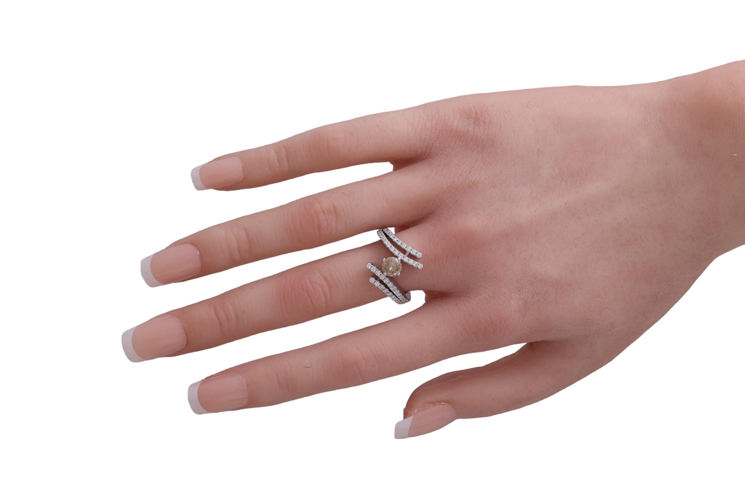 Bague solitaire unique Centenaire en or blanc 18 carats avec diamant central taillé à 100 facettes en vente 4