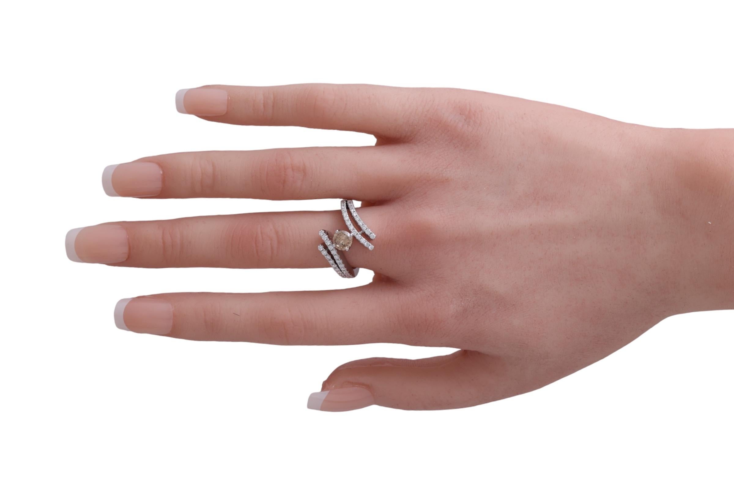 Bague solitaire unique Centenaire en or blanc 18 carats avec diamant central taillé à 100 facettes en vente 5