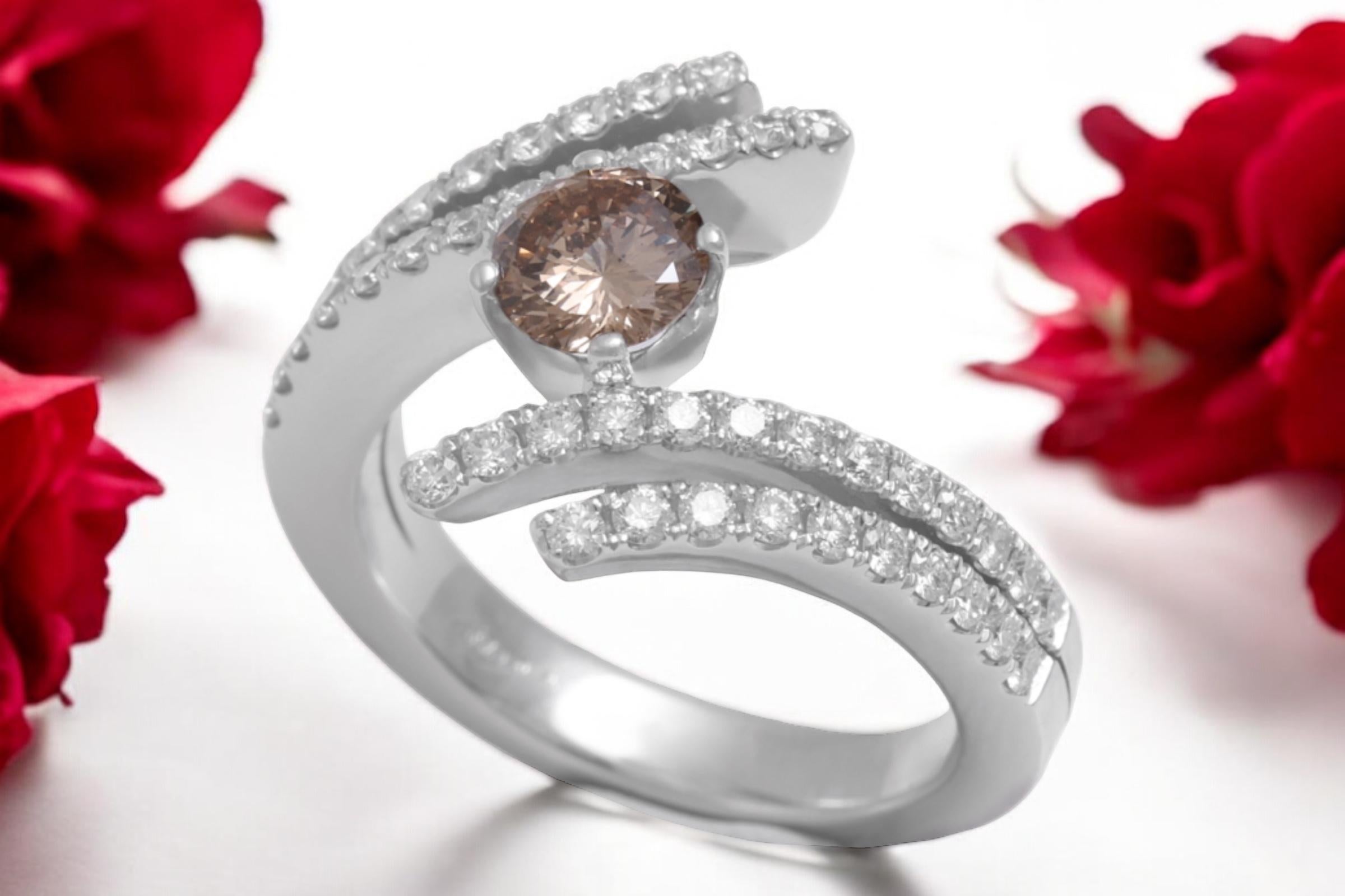 Bague solitaire unique Centenaire en or blanc 18 carats avec diamant central taillé à 100 facettes en vente 6