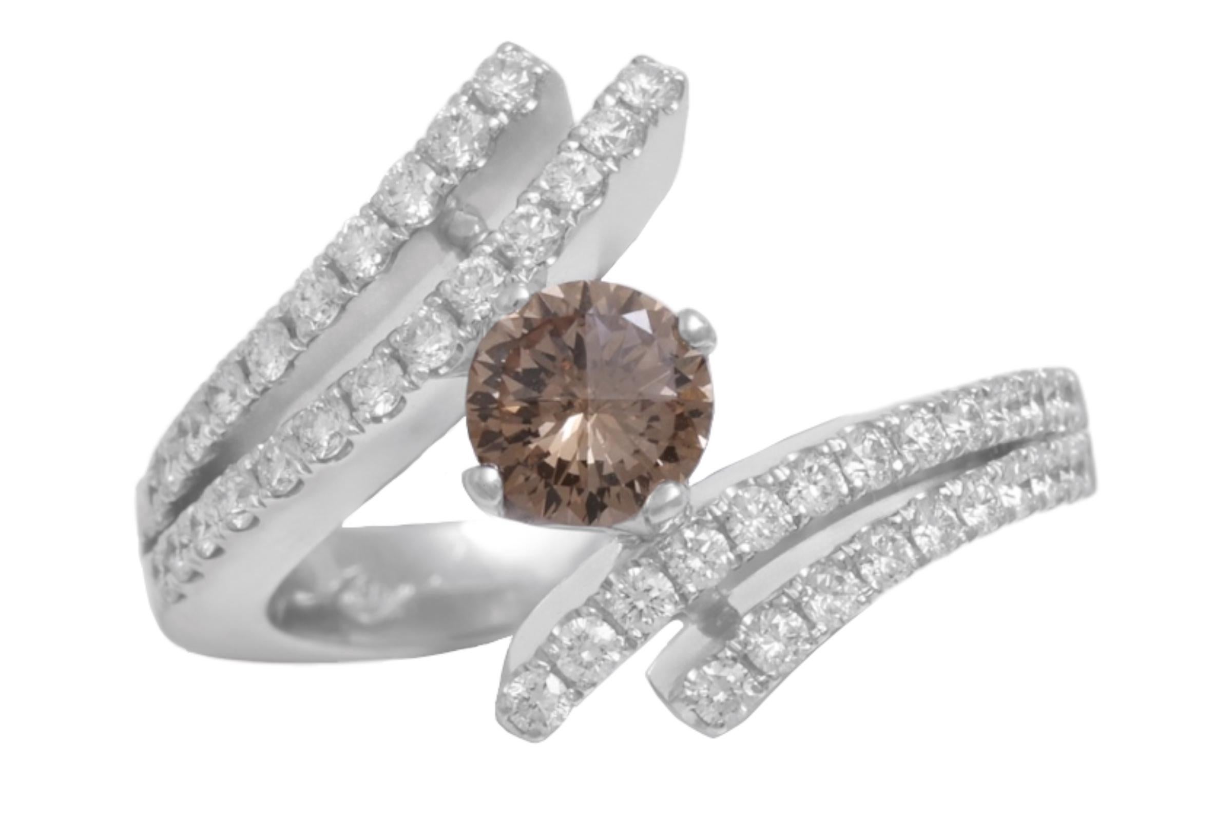 Bague solitaire unique Centenaire en or blanc 18 carats avec diamant central taillé à 100 facettes

Le diamant central comporte 100 facettes au lieu des 57 de la taille Brillint, pour une brillance extrême, une taille unique brevetée, pour les
