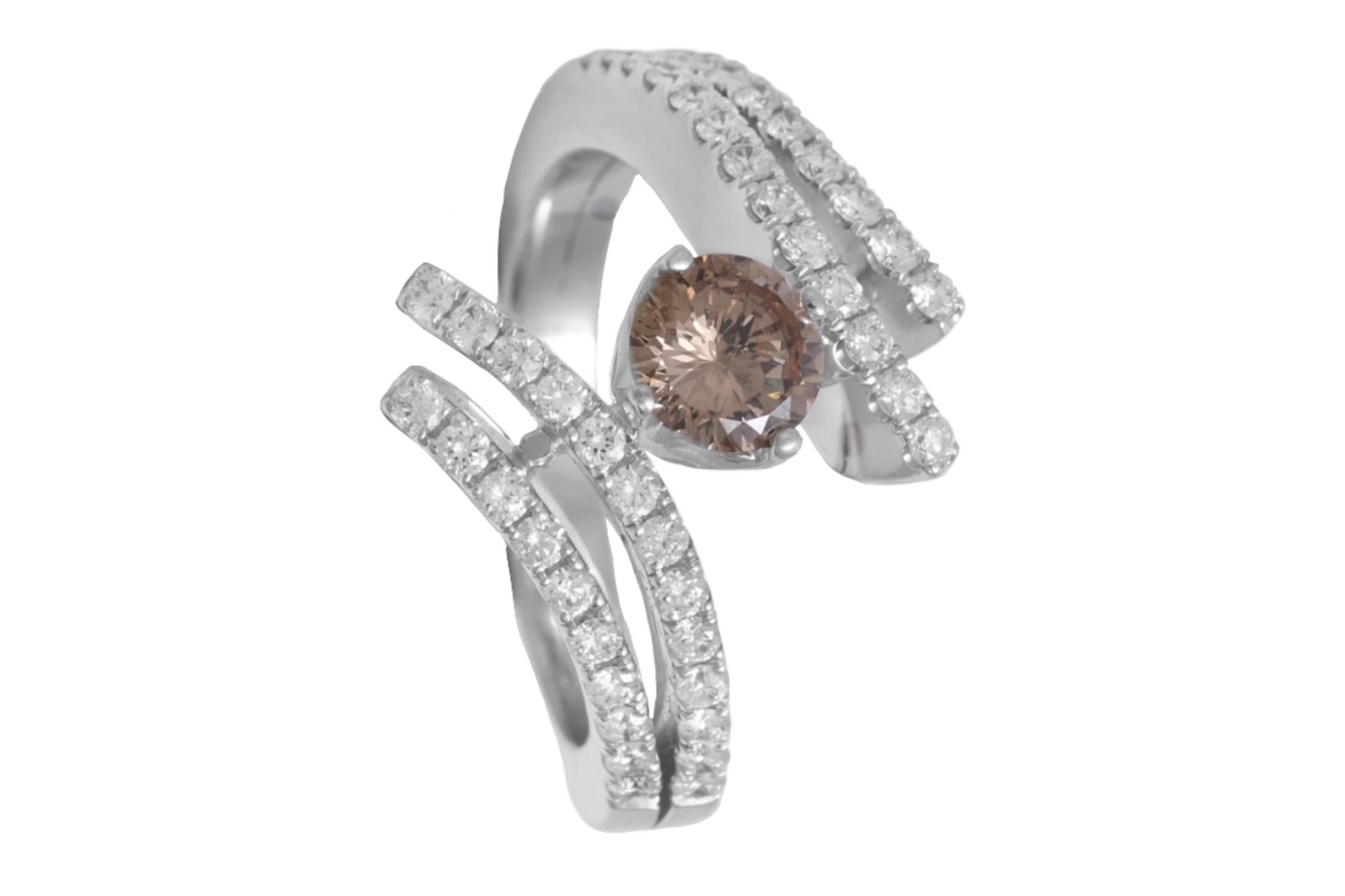 Moderne Bague solitaire unique Centenaire en or blanc 18 carats avec diamant central taillé à 100 facettes en vente