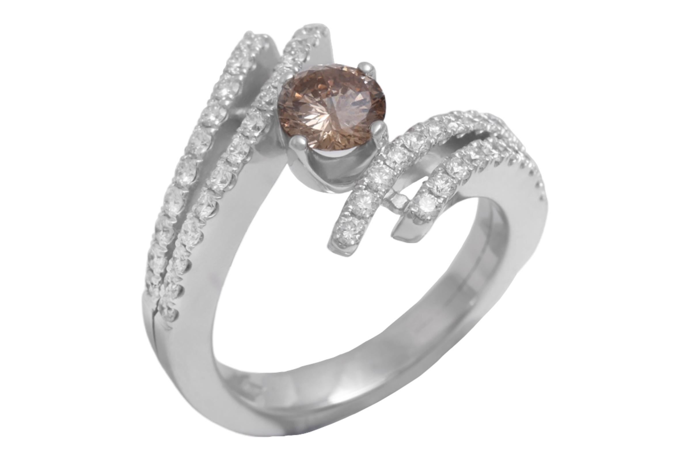 Taille ronde Bague solitaire unique Centenaire en or blanc 18 carats avec diamant central taillé à 100 facettes en vente