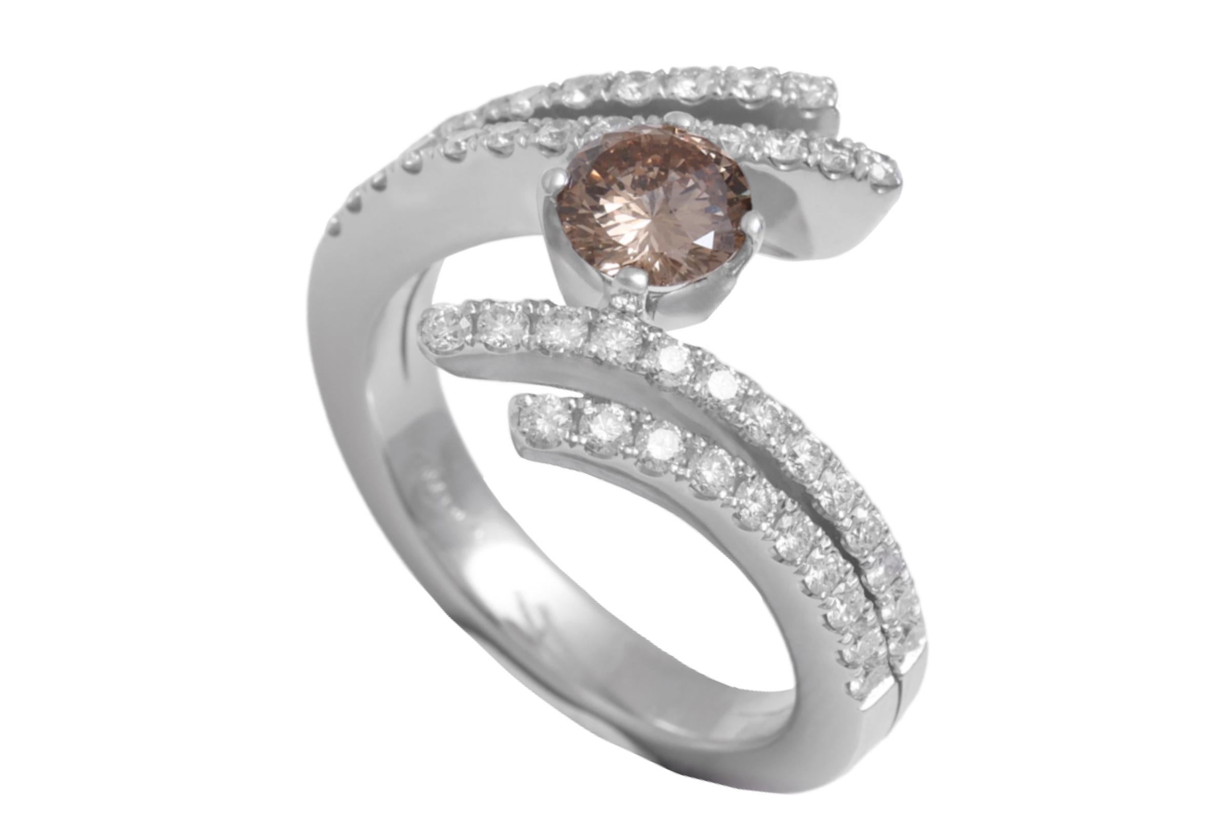 Bague solitaire unique Centenaire en or blanc 18 carats avec diamant central taillé à 100 facettes Neuf - En vente à Antwerp, BE