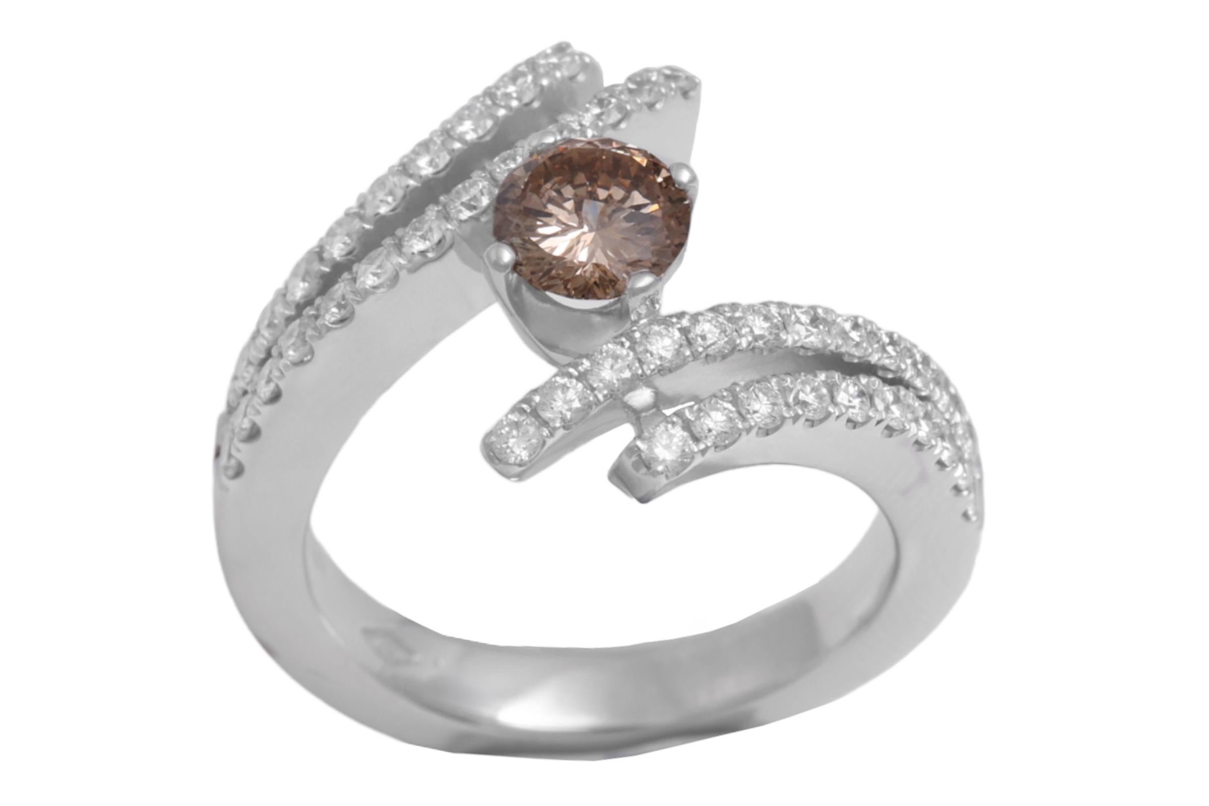 Bague solitaire unique Centenaire en or blanc 18 carats avec diamant central taillé à 100 facettes Unisexe en vente