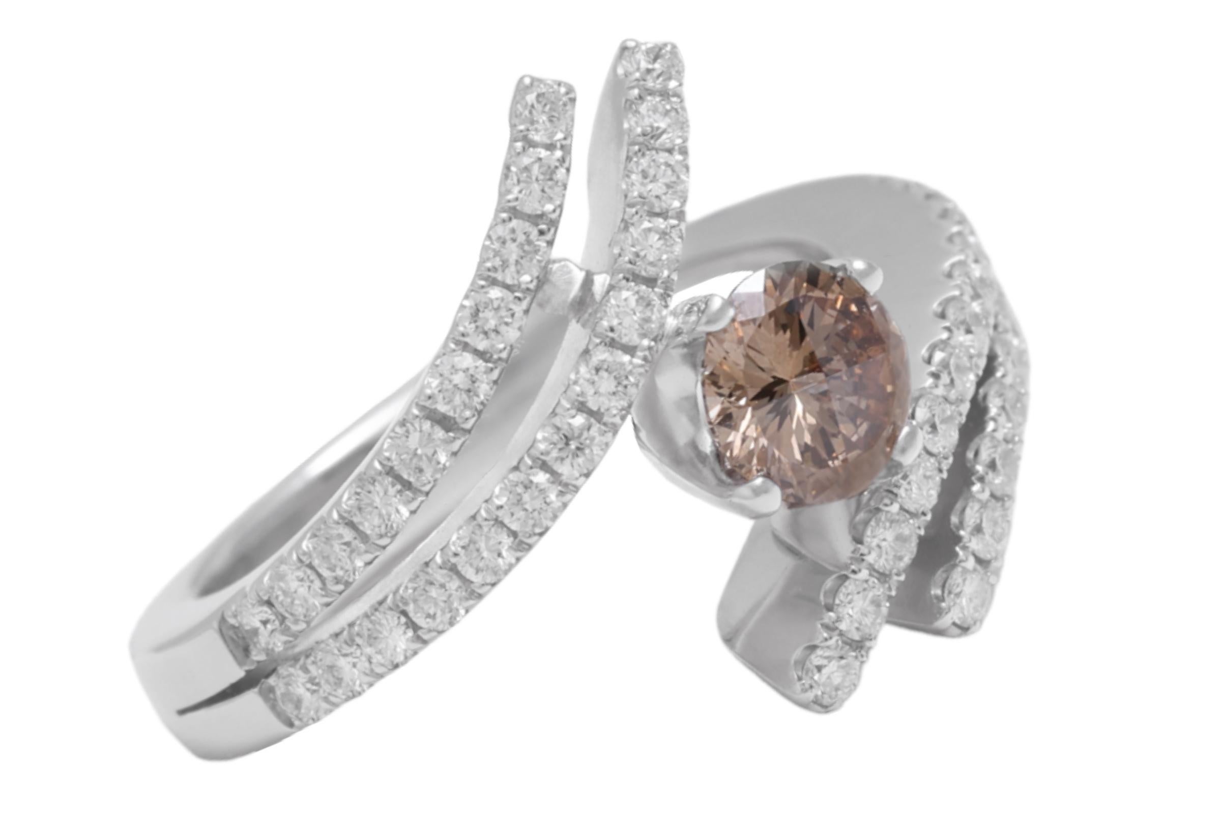 Bague solitaire unique Centenaire en or blanc 18 carats avec diamant central taillé à 100 facettes en vente 1