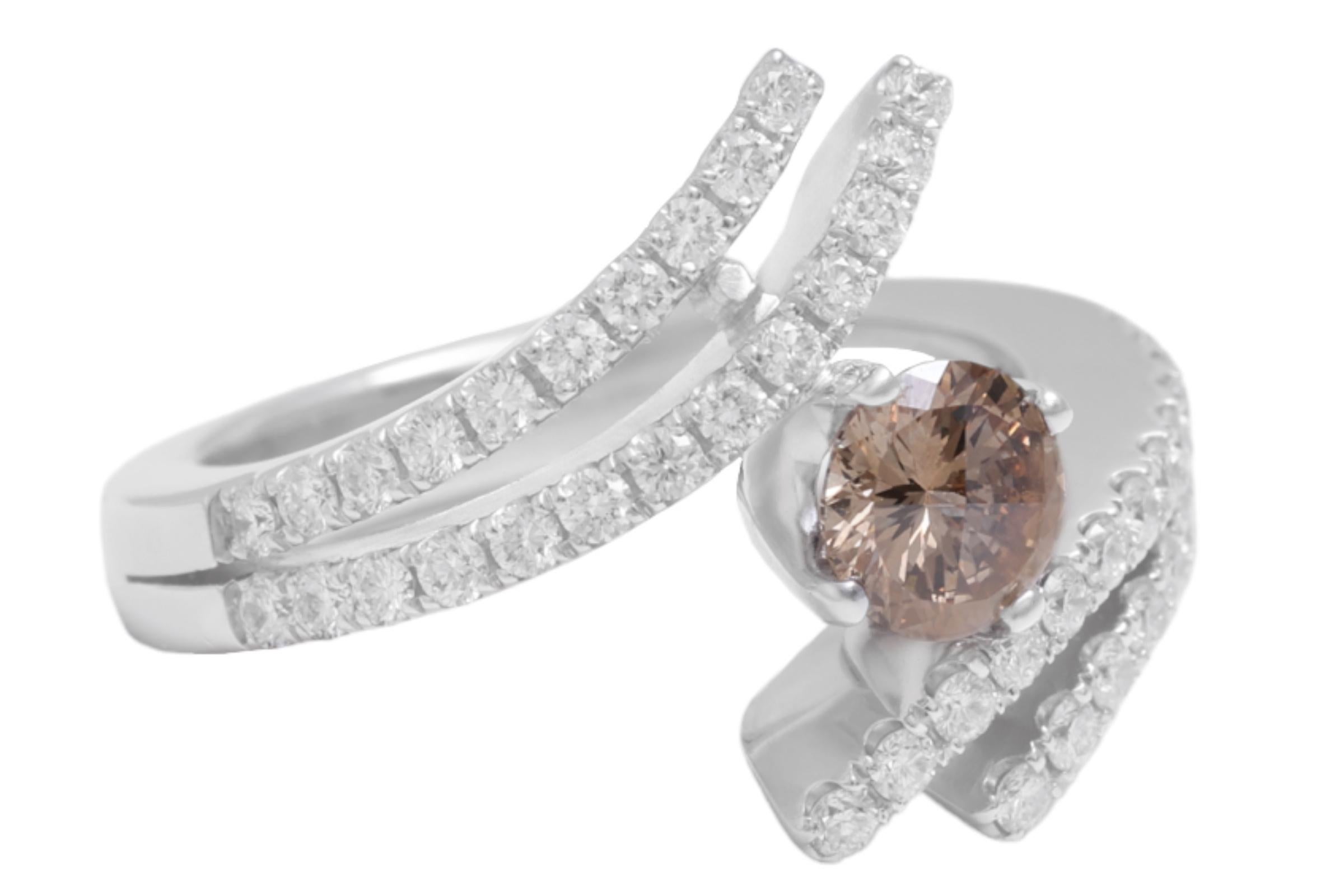 Bague solitaire unique Centenaire en or blanc 18 carats avec diamant central taillé à 100 facettes en vente 2