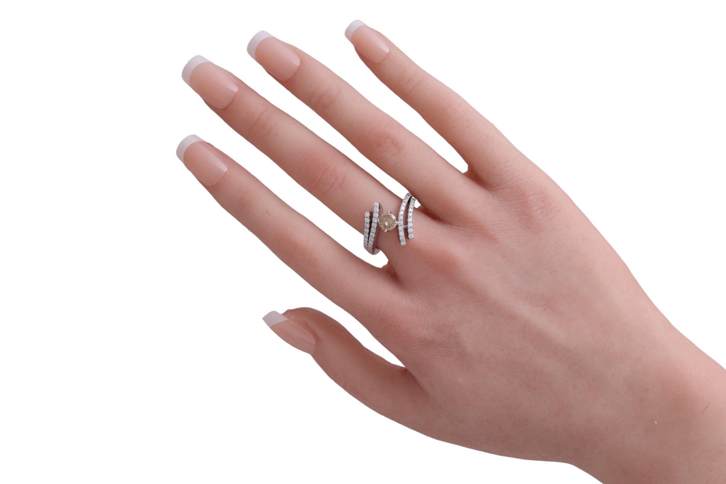 Bague solitaire unique Centenaire en or blanc 18 carats avec diamant central taillé à 100 facettes en vente 3