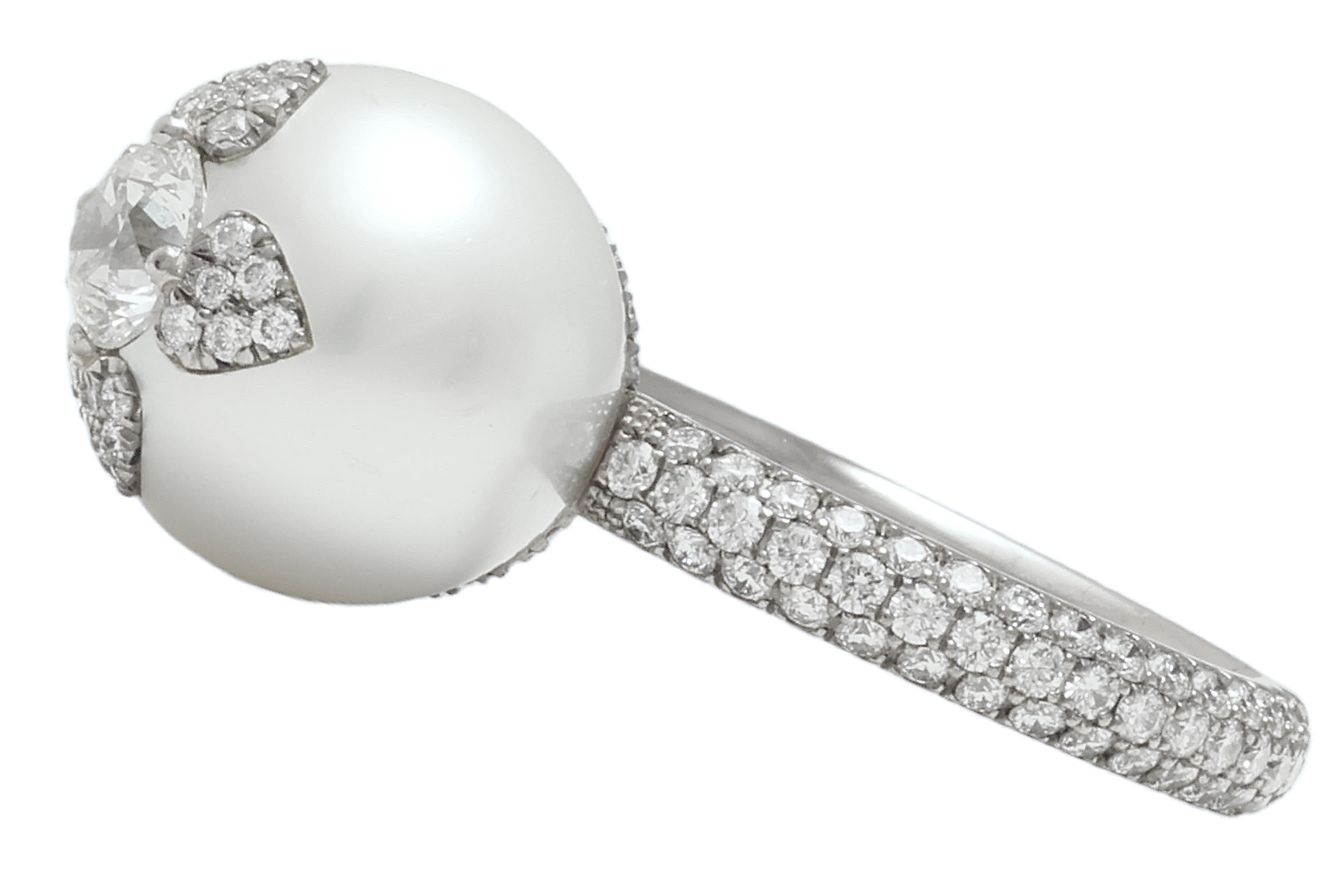 Women's or Men's 18 kt White Gold South Sea Pearl & Diamond Ring, One of a kind For Sale