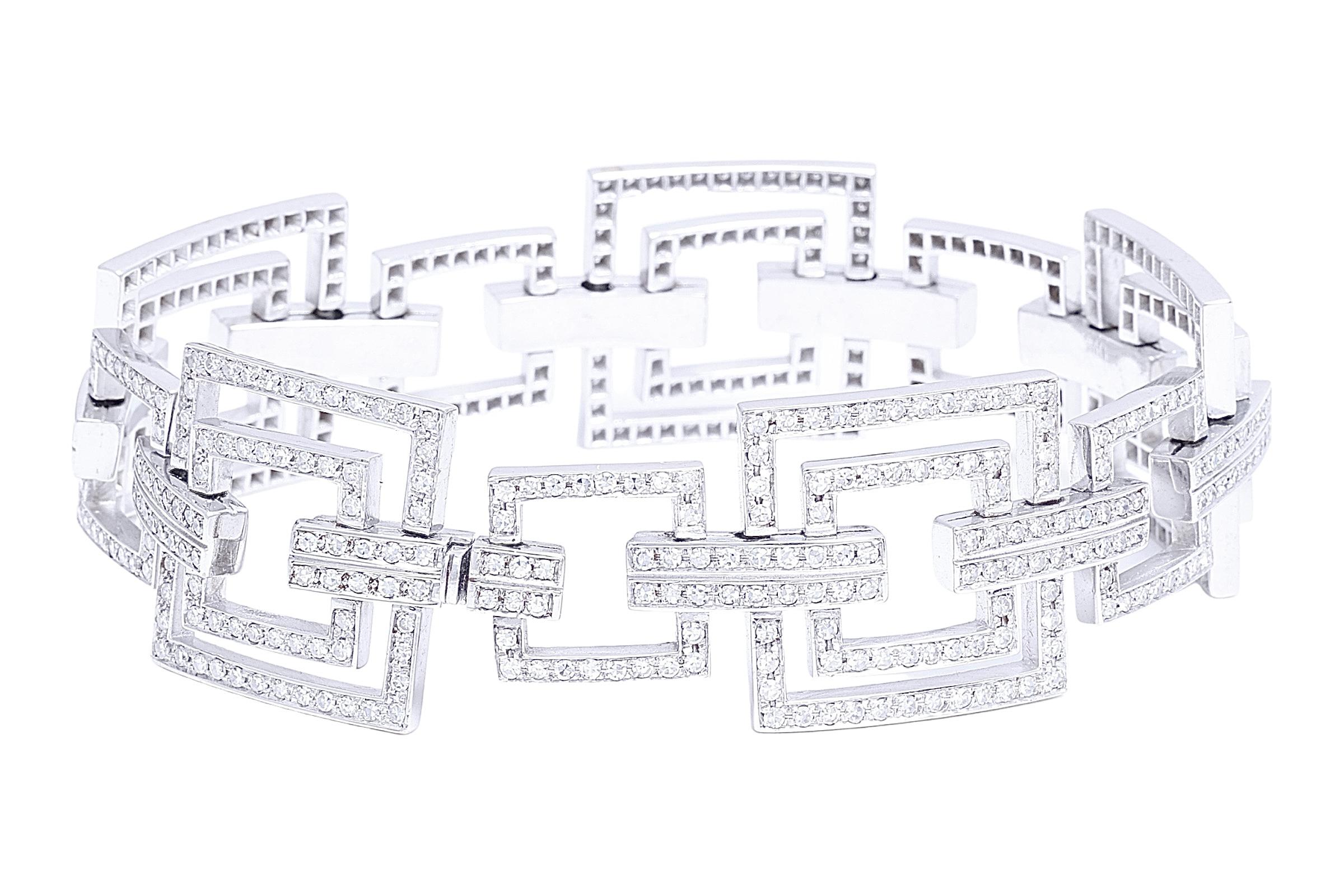 18 kt. White Gold Square Tennis Bracelet with 8.52 ct. Diamonds

Diamonds: Eight cut Diamonds 8.52 ct. E/F Color, Loupe Clean / VVS

Material: 18 kt white gold

Measurements: Will max fit a 19.5 cm wrist

Total weight: 57,5 grams / 2,025 oz / 37