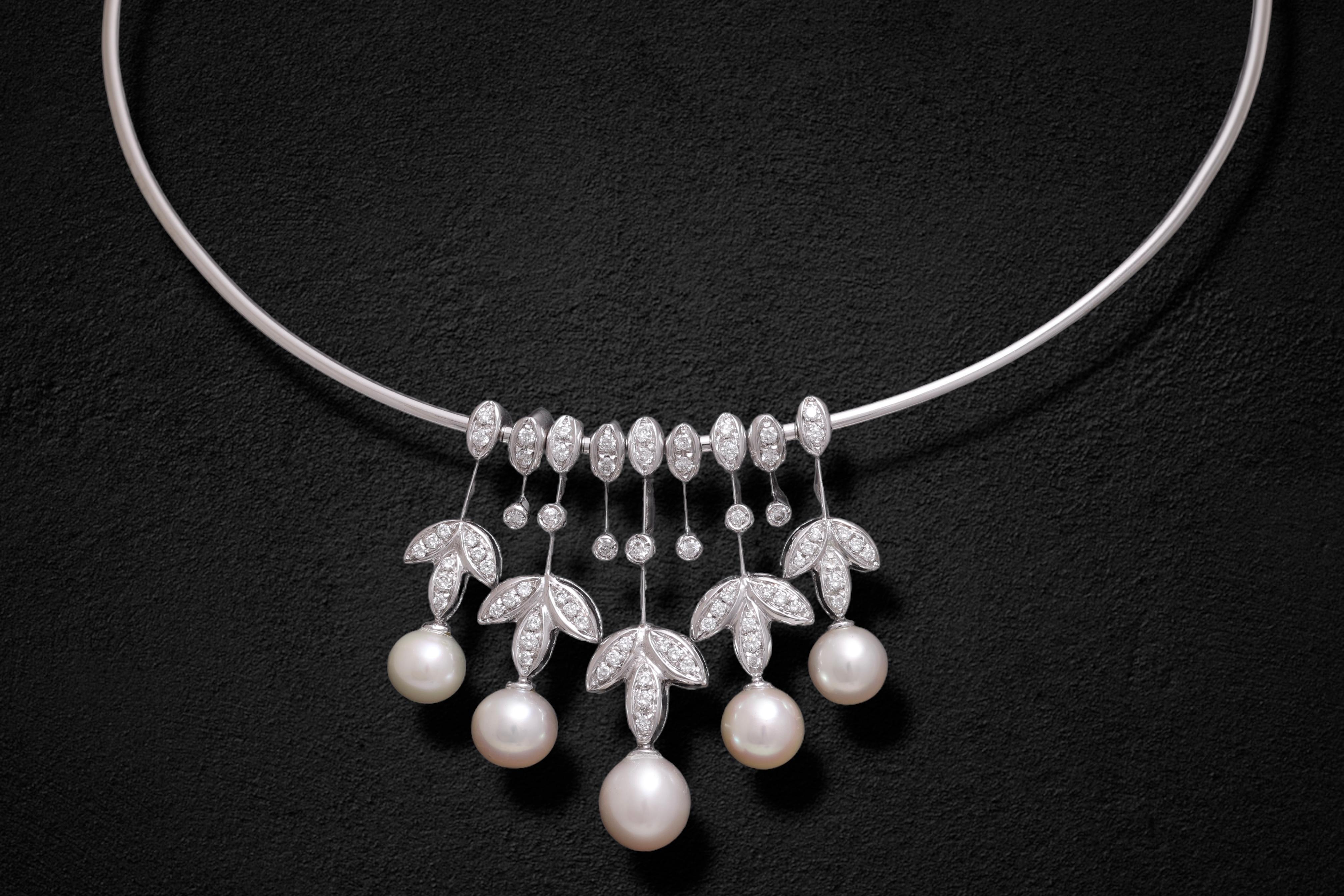 Gorgeous 18 kt white gold Sturdy necklace with sliding pendant with Diamonds & Pearls

Diamonds: Brilliant cut diamonds together 1.17 ct. G vs

Pearls: 5 pearls the biggest pearl has a diameter of 8.5 mm

Material: 18 kt. white gold

Measurements: