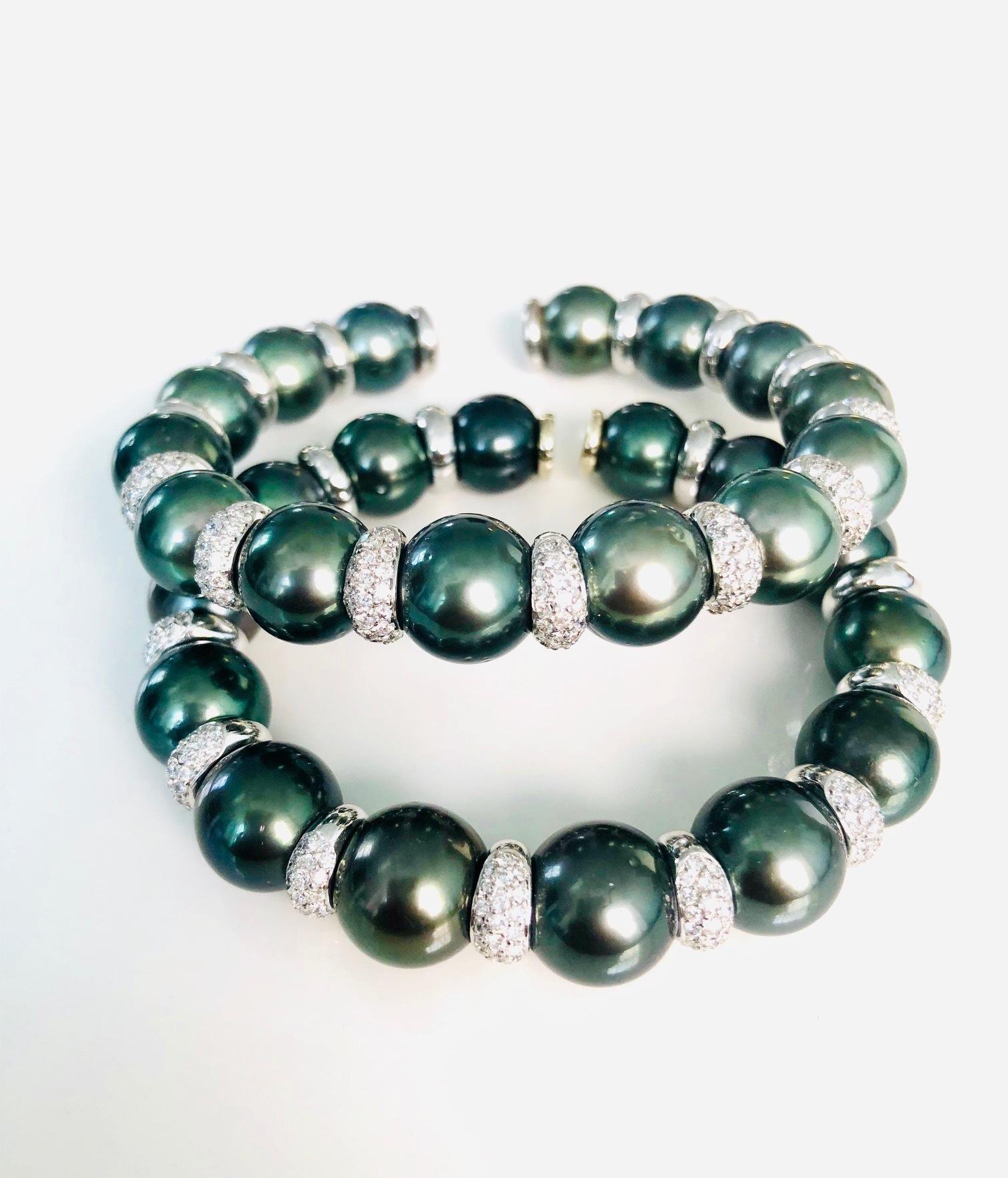 18 Karat White Gold Tahitian Pearl and Diamond Bangle Bracelet In New Condition For Sale In New York, NY