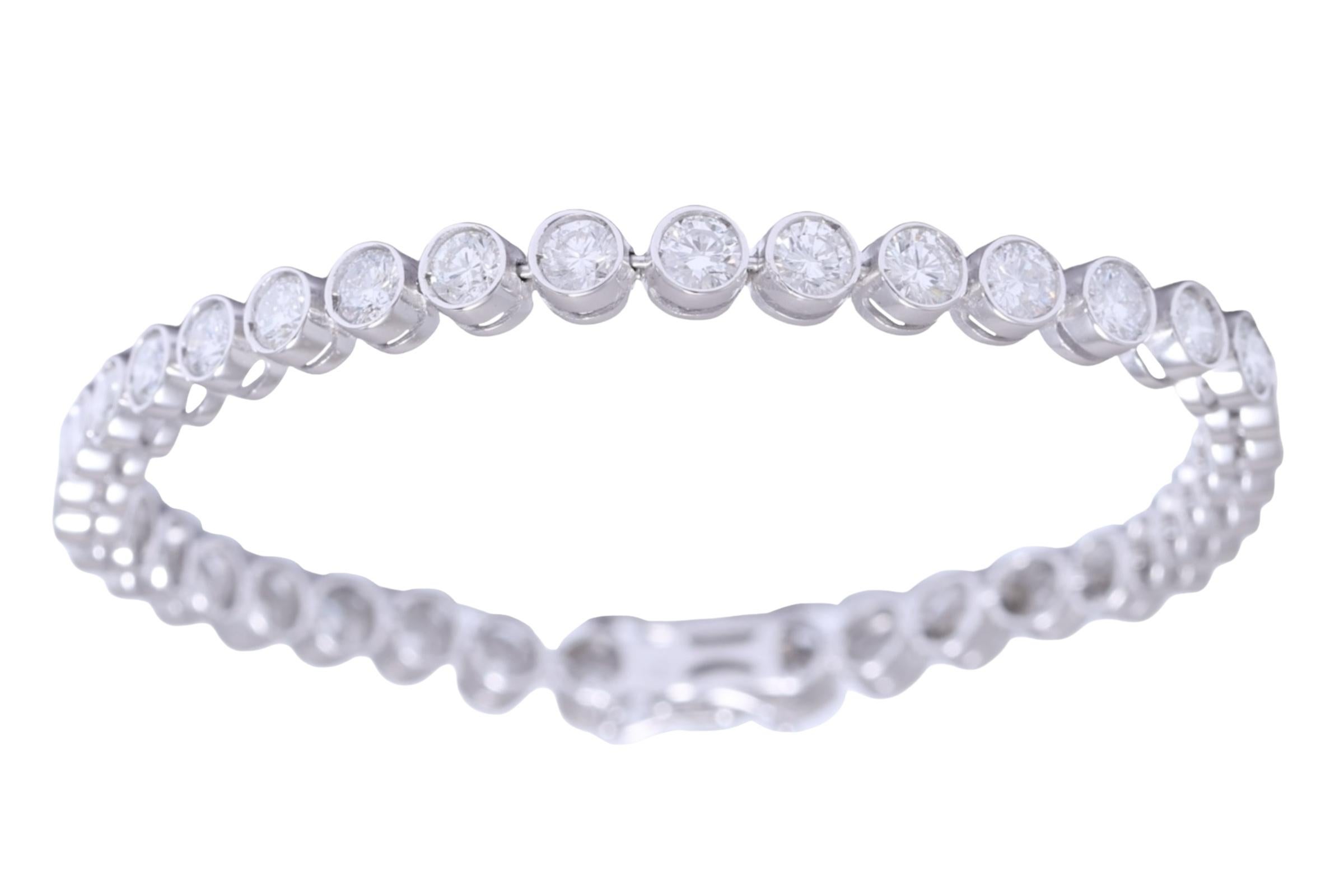 Magnífico 18 kt. Pulsera de tenis de oro blanco con 7.4 ct. Diamantes 

Diamantes: diamantes talla brillante, juntos 7,4 ct.

Material: Oro blanco de 18 kt.

Medidas: longitud 18 cm x 4,4 mm

Peso total: 13,5 gramos / 8,7 dwt / 0,475 oz

Esta