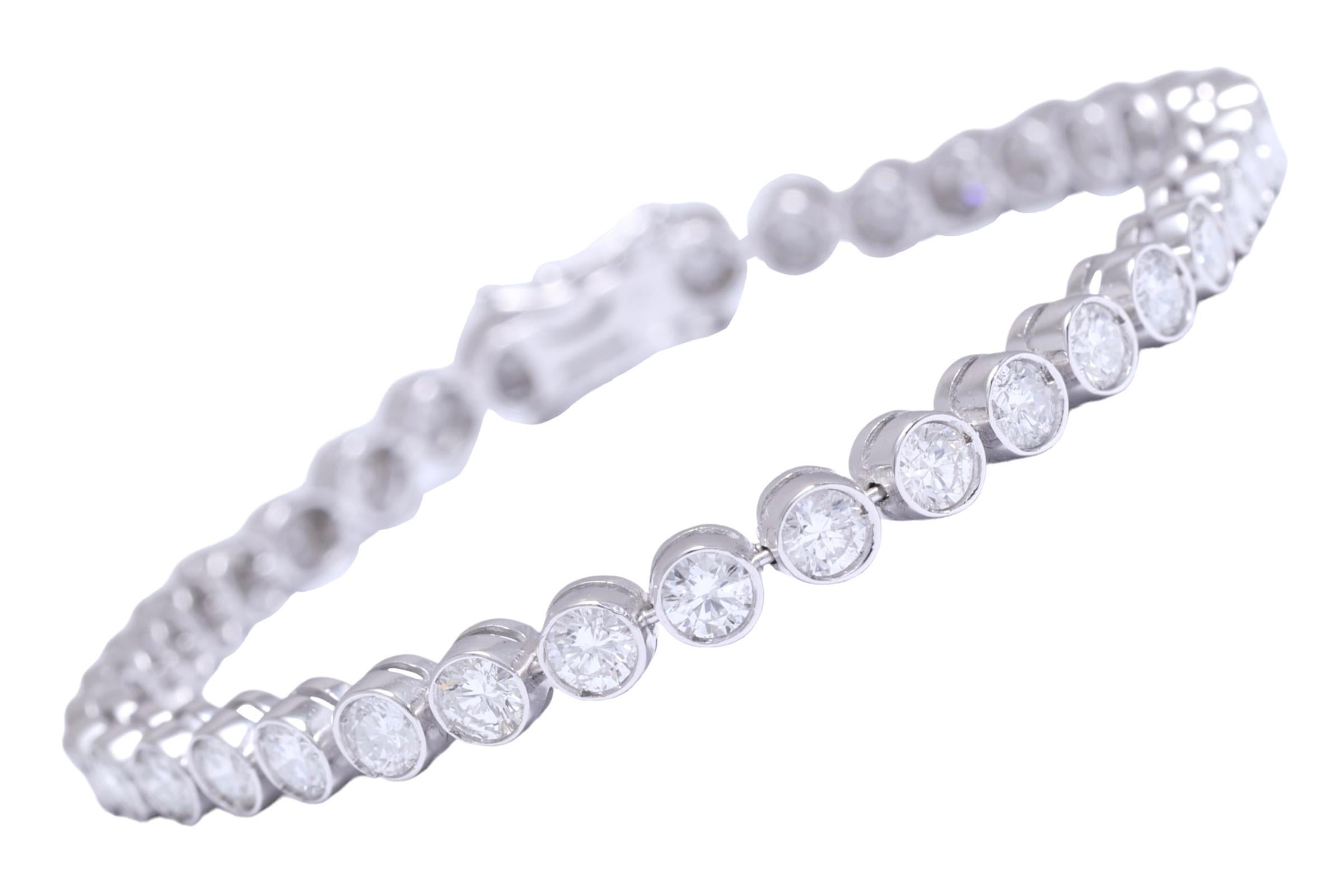 18 kt. Pulsera de tenis de oro blanco con 7.4 ct. Diamantes Moderno en venta
