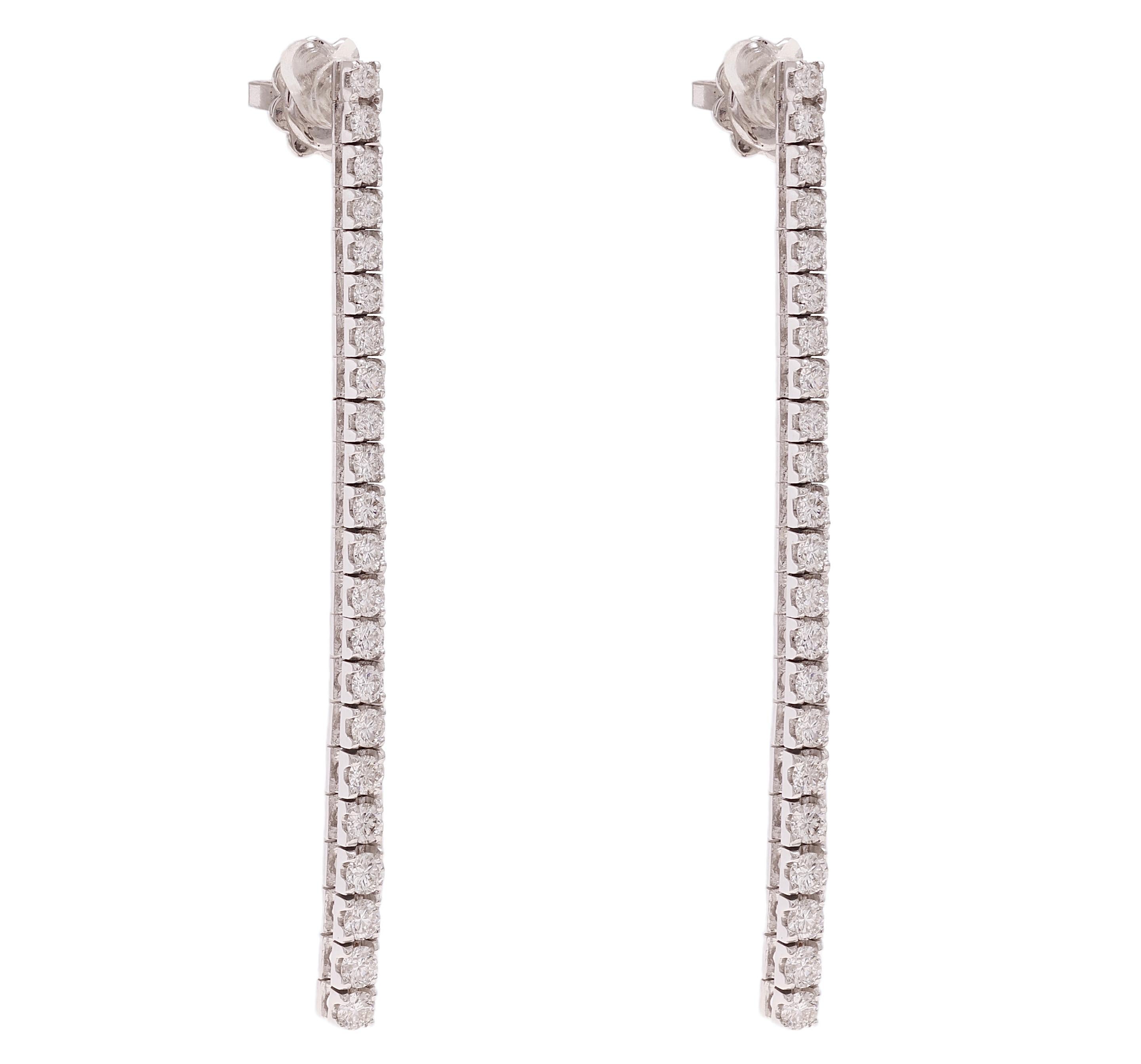 Wunderschönes 18 kt. Tennis-Ohrringe aus Weißgold mit 2,2 kt. Diamanten

Diamanten: Diamanten im Brillantschliff, zusammen ca. 2,2 GSI

MATERIAL: 18 kt. Weißgold

Abmessungen: 56.5 mm lang

Gesamtgewicht: 7,2 Gramm / 0,255 Unzen / 4,6 dwt

Die