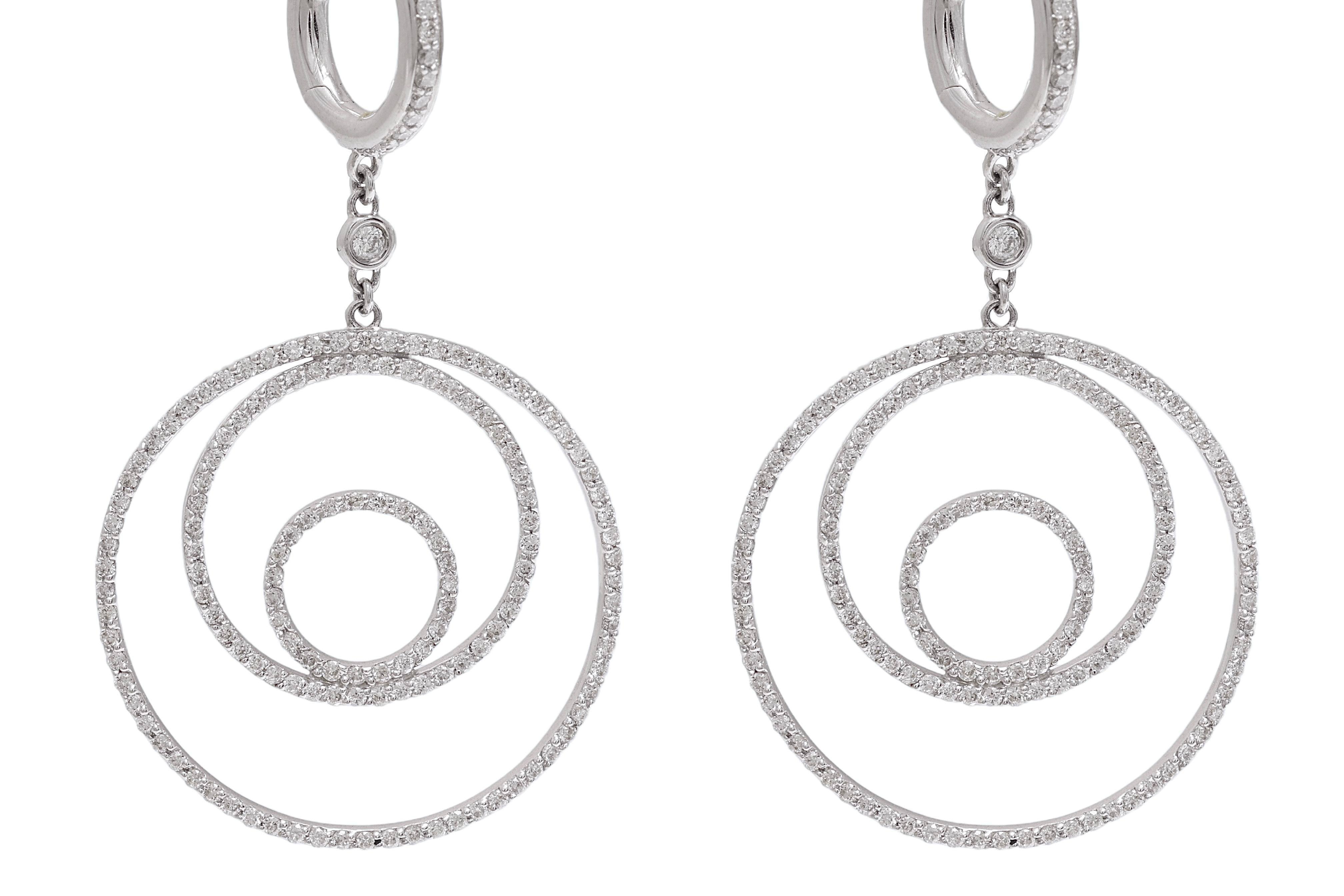 Stunning Classic 18 kt. White Gold Tipple Circle 1.68 ct. Diamond Earrings.

Diamonds: Brilliant cut diamond together 1.68 ct.

Material: 18 kt. white gold 

Measurements: 27.4 mm x 48.5 mm 

Total weight: 10.2 gram / 0.360 oz / 6.6 dwt 