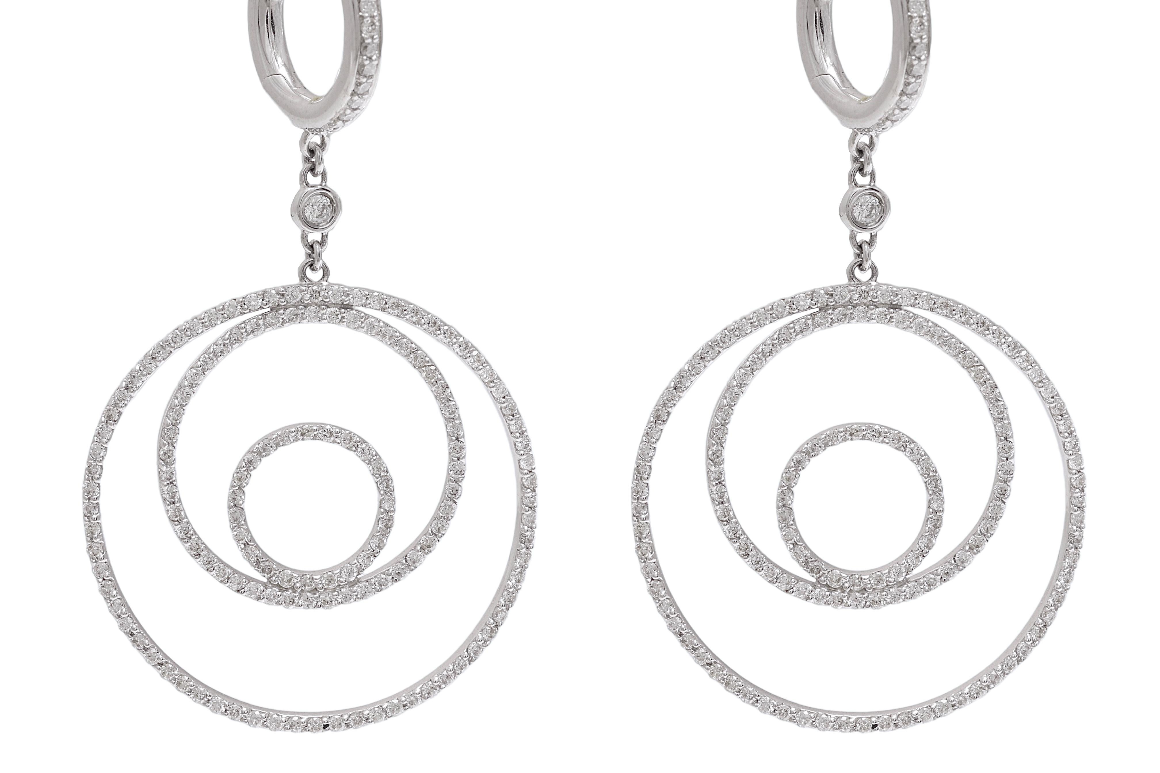 Stupendo classico 18 kt. Cerchio Tipple in oro bianco da 1,68 carati. Orecchini con diamanti.

Diamanti: Diamante taglio Brilliante insieme 1,68 ct.

Materiale: Oro bianco 18 kt. 

Misure: 27,4 mm x 48,5 mm 

Peso totale: 10,2 grammi / 0,360 oz /