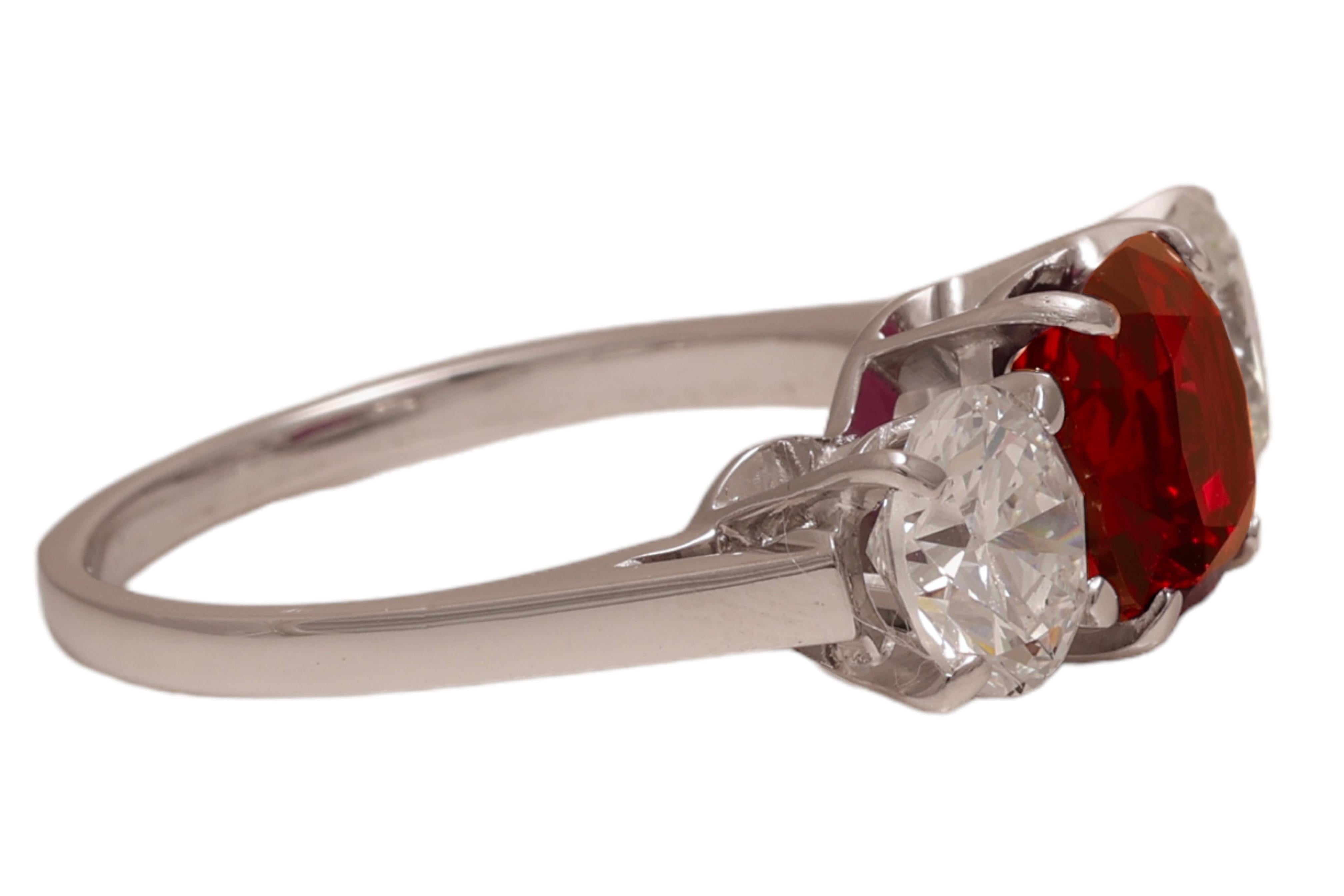 18 kt. White Gold Trilogy Ring  2.2 ct. Vivid Red Siam Ruby & 1.73 ct. Diamonds In Excellent Condition For Sale In Antwerp, BE