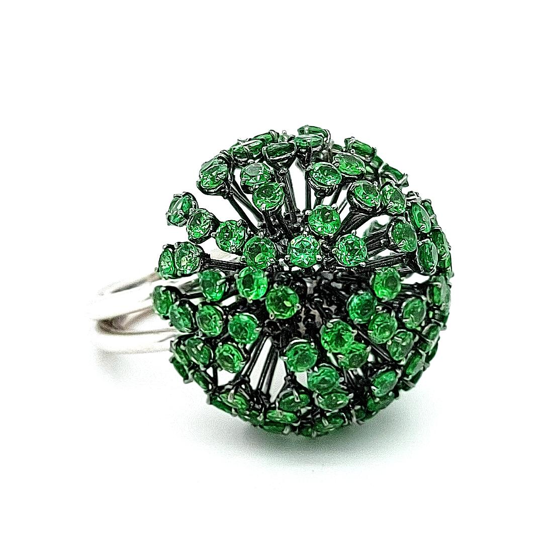 Exclusive and elegant Tsavorite cocktail Cluster ring

Tsavorite : Semi precious stones 13,2 ct

Material: 18 kt solid white gold completely hand made 

Measurements Head of ring: 25.2 mm wide, height 16 mm

Weight : 18.5 gram / 12 dwt 

Ring Size: