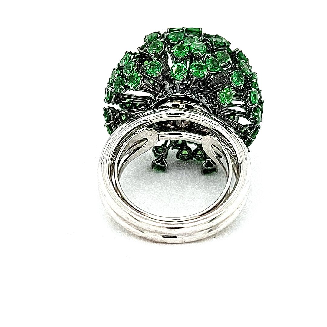 18kt Solid White Gold Tsavorite Semi Precious Cocktail Cluster Ring In New Condition For Sale In Antwerp, BE