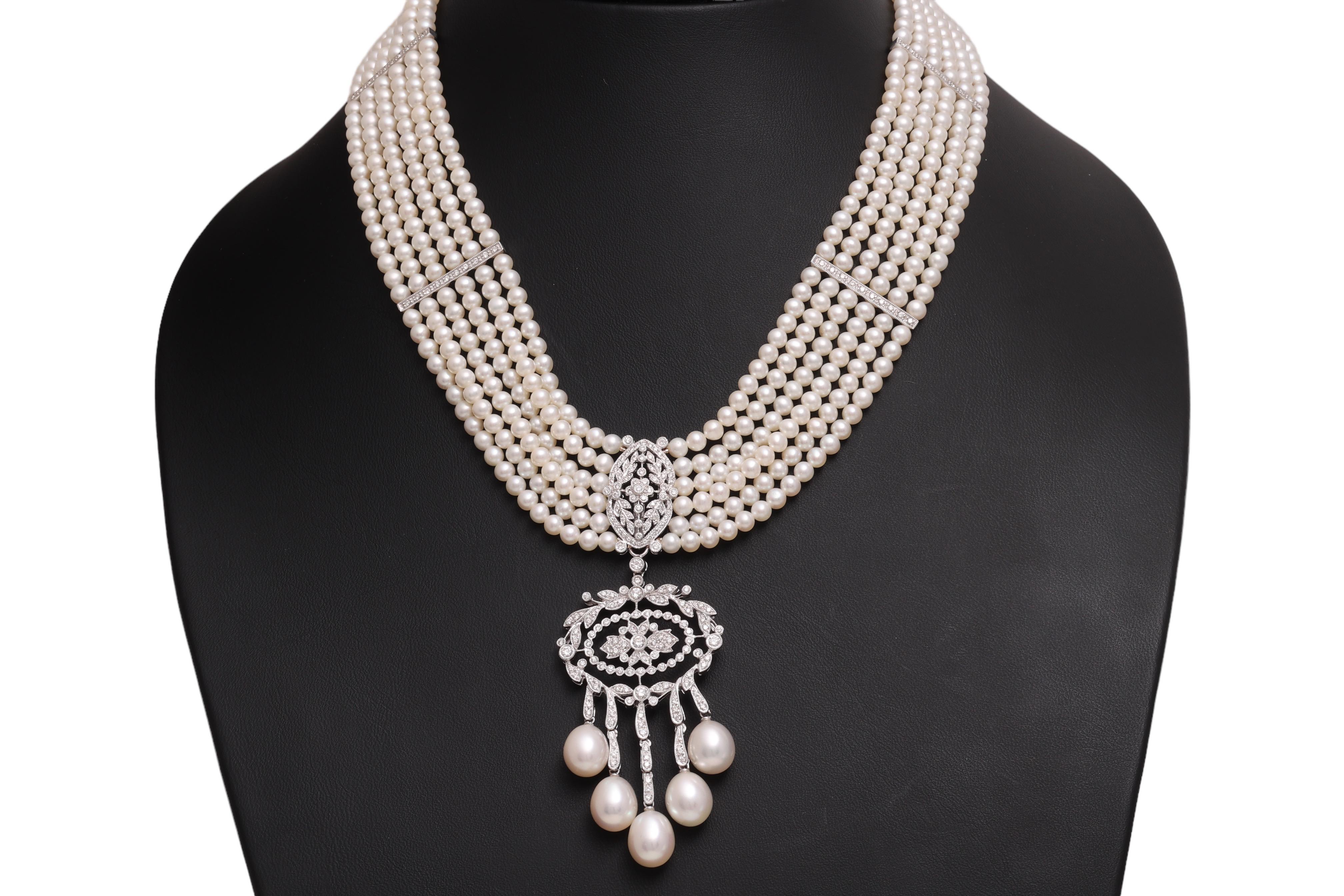 Collana girocollo con perle e diamanti in oro bianco 18 Kt, ciondolo rimovibile

Perle: 560 perle con un'incredibile lucentezza e durata, ogni perla ha un diametro di 3,8 mm.
Sul ciondolo ci sono 5 perle a forma di pera grande con misure di 8,3 mm x