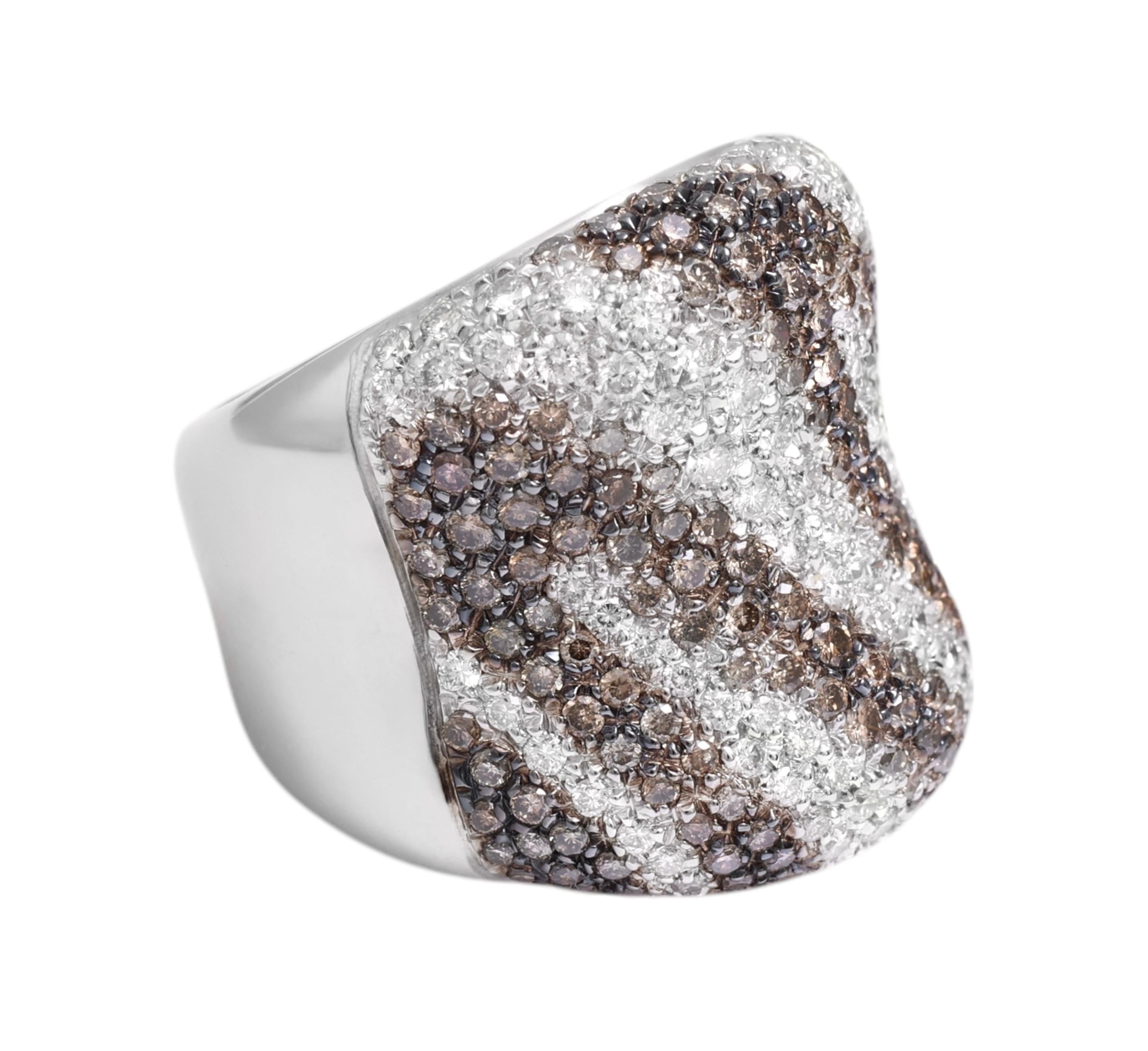 18 Kt White Gold White & Cognac Diamonds Zebra Model Ring In New Condition For Sale In Antwerp, BE