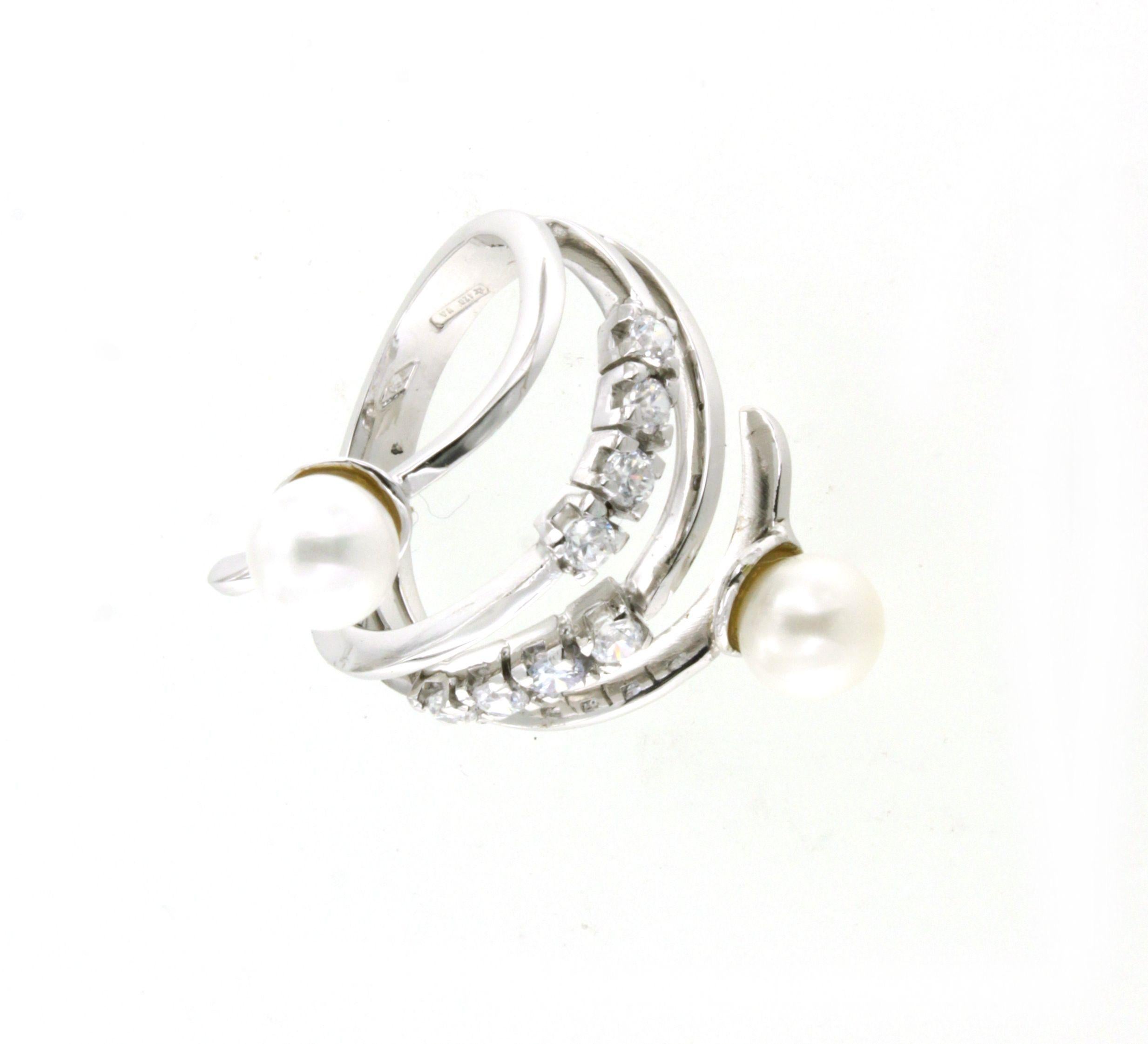 Moderne Bague de cocktail classique en or blanc 18 carats avec zircons blancs et perles en vente