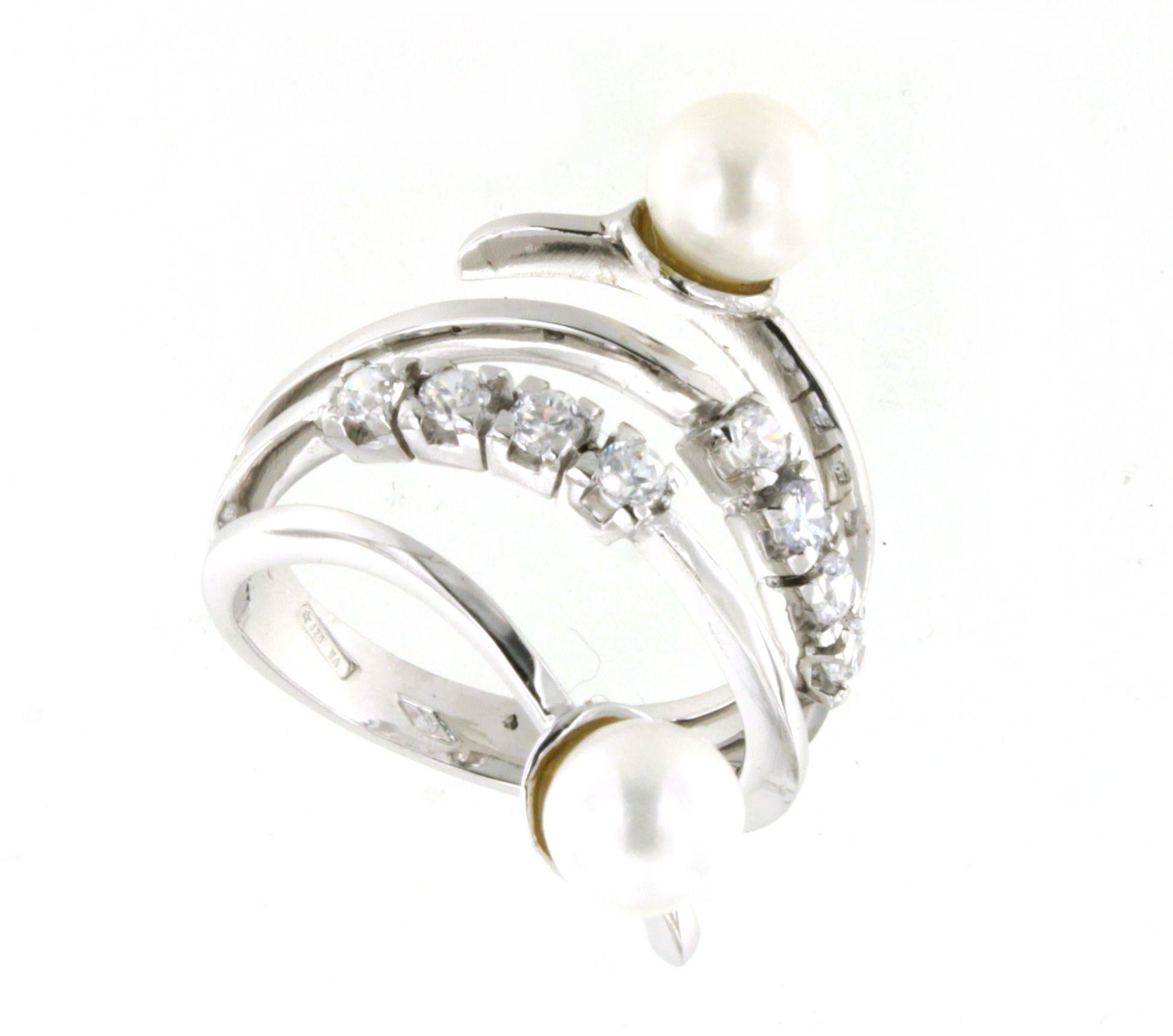 Taille brillant Bague de cocktail classique en or blanc 18 carats avec zircons blancs et perles en vente