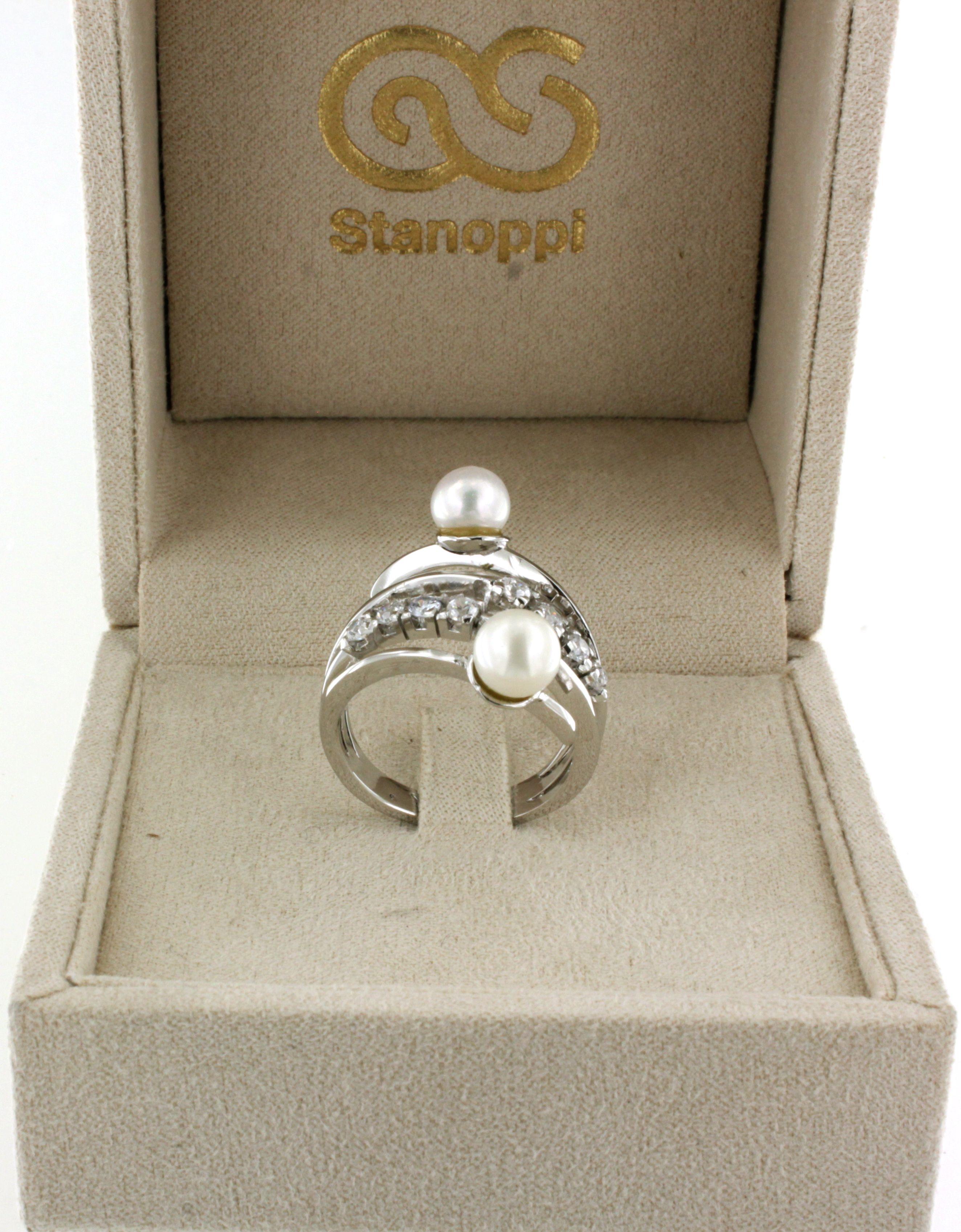 Bague de cocktail classique en or blanc 18 carats avec zircons blancs et perles Unisexe en vente